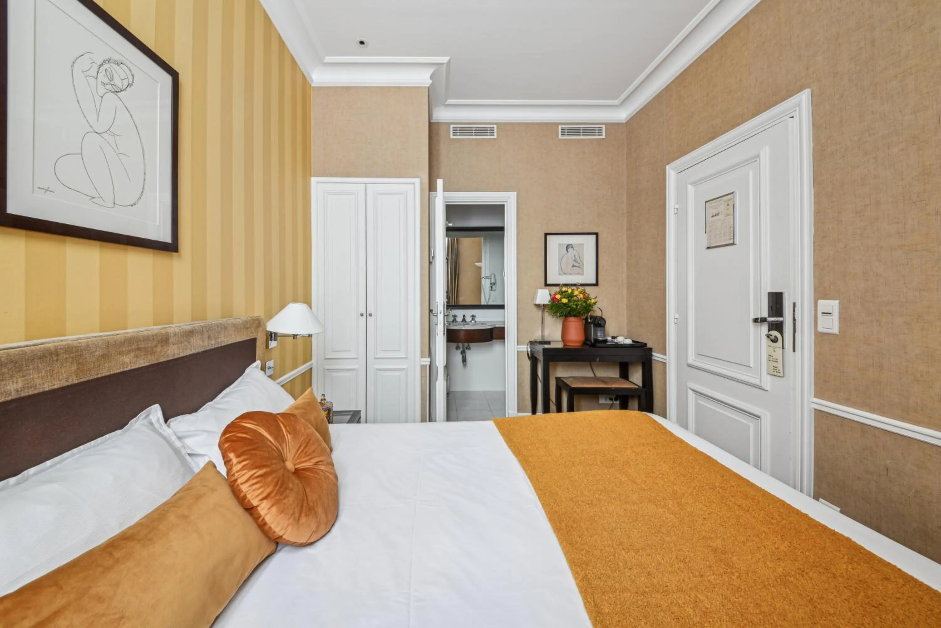 Bedroom, Bed in Victoires Opera