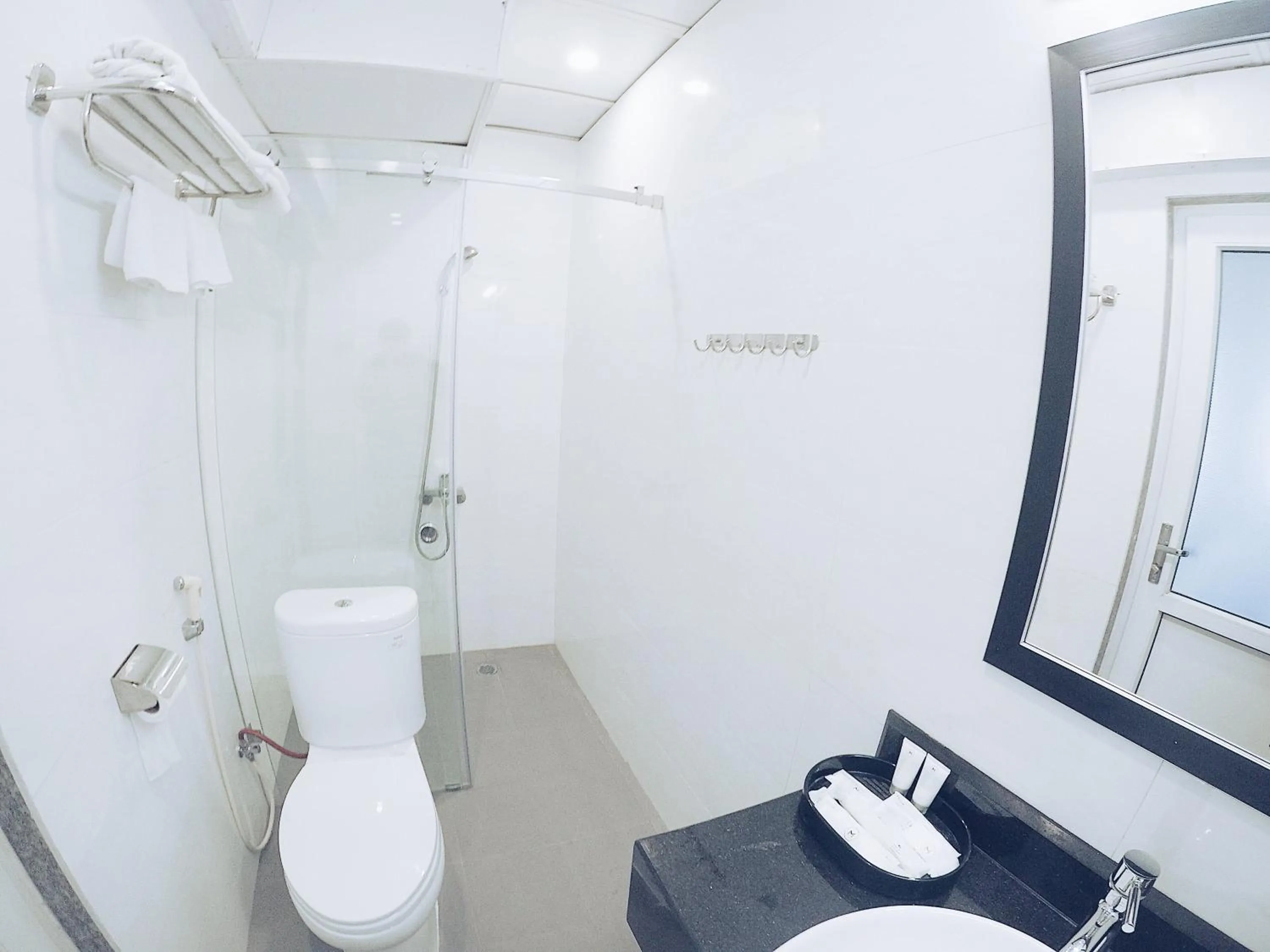 Toilet in My Lan Hanoi Hotel