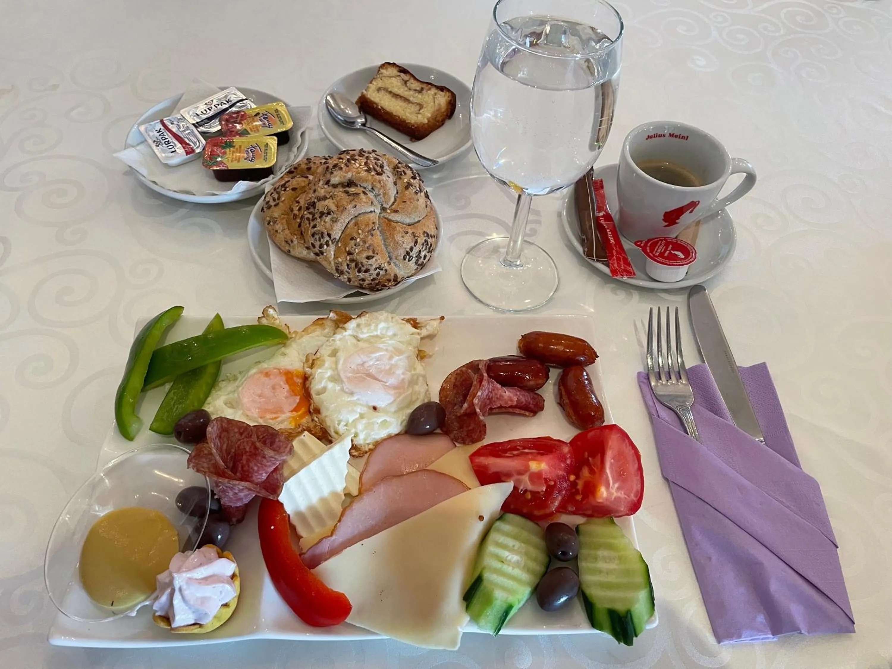 Breakfast in Hotel Select