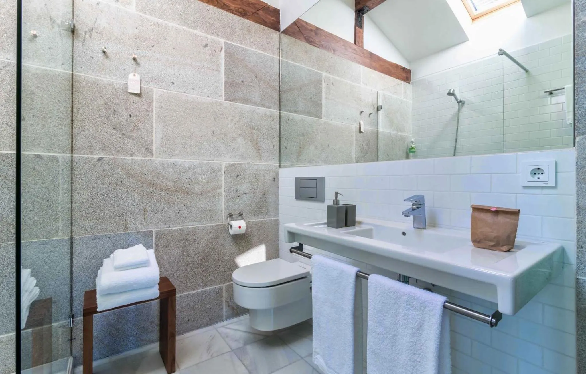 Shower in Os Lambráns