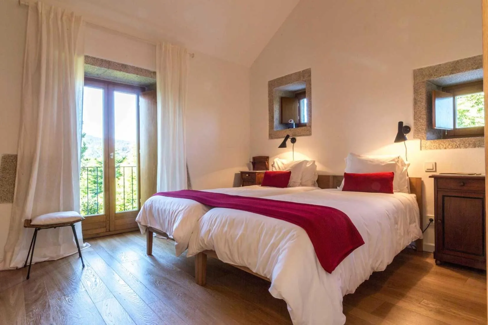 Photo of the whole room, Bed in Os Lambráns