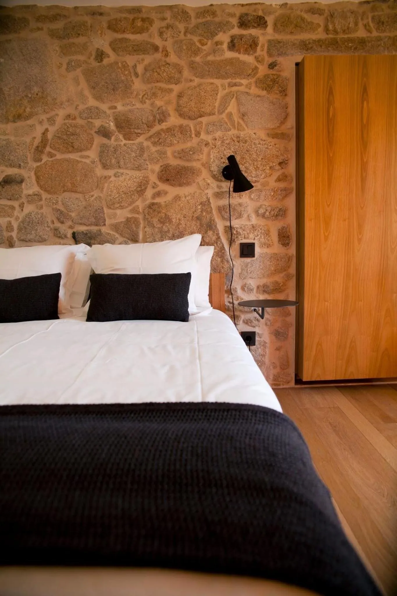 Photo of the whole room, Bed in Os Lambráns