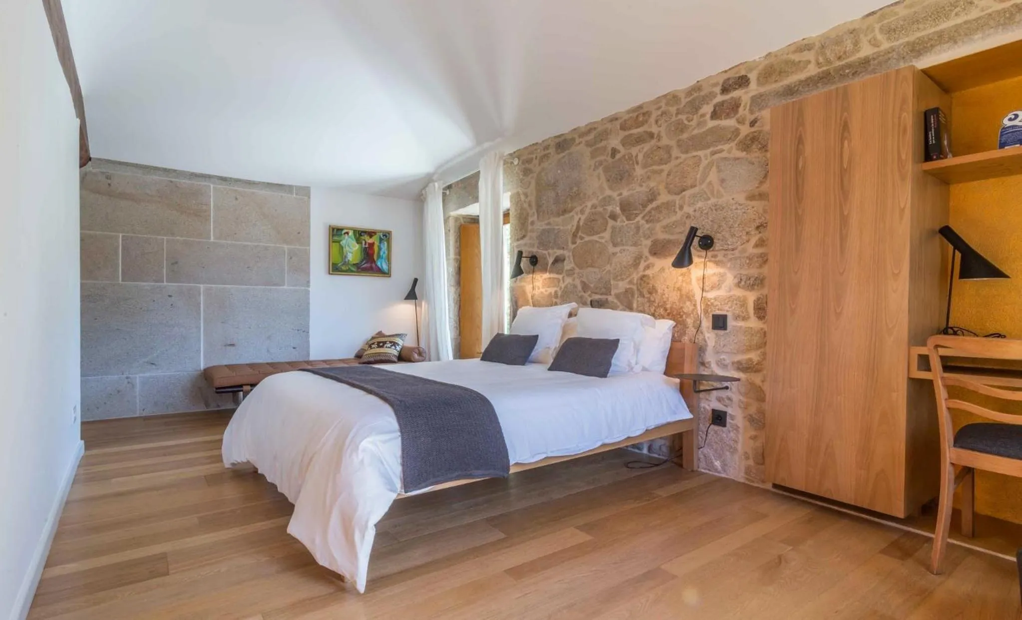 Photo of the whole room, Bed in Os Lambráns