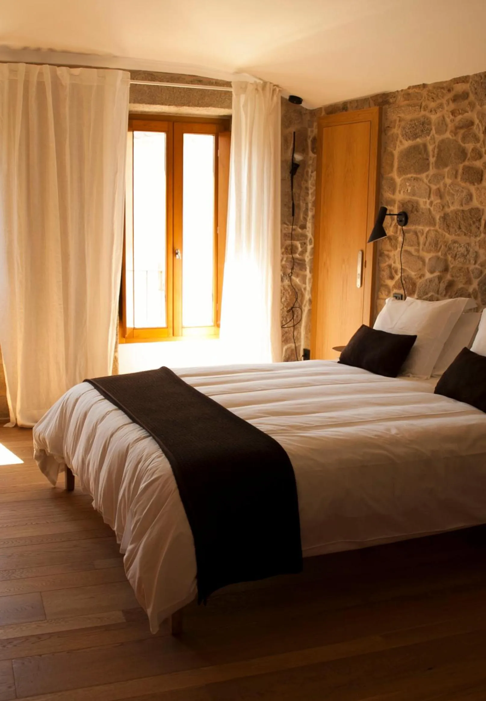 Day, Bed in Os Lambráns