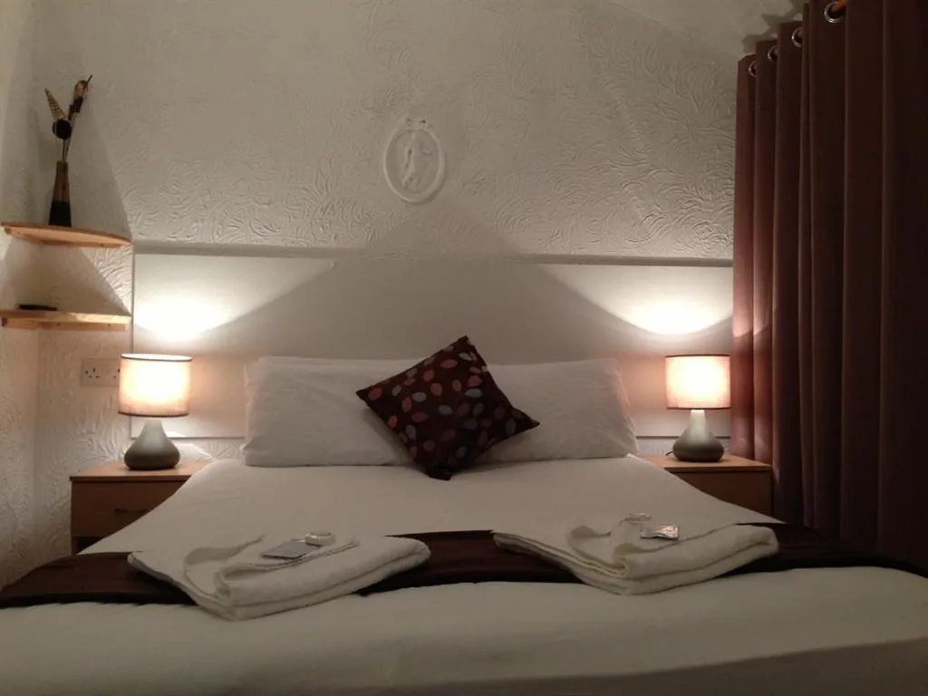 Bedroom, Bed in Wilsons Hotel - Blackpool Tower View