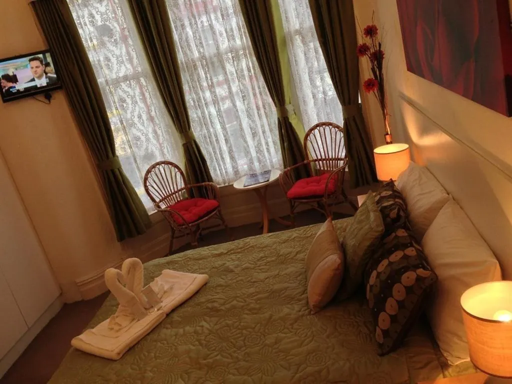 Bedroom, Bed in Wilsons Hotel - Blackpool Tower View