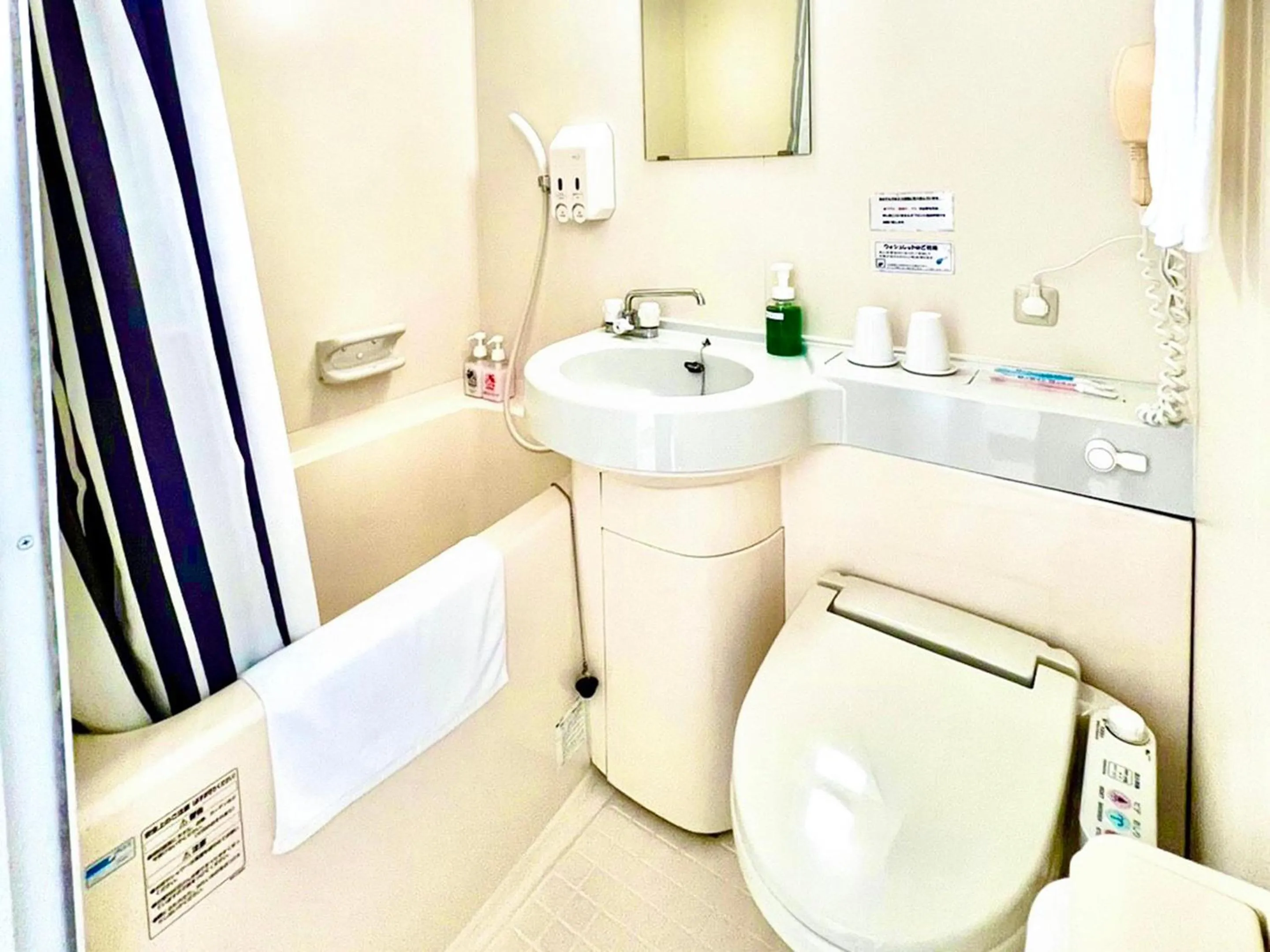 Toilet in Hotel Happy Holiday Ishigaki