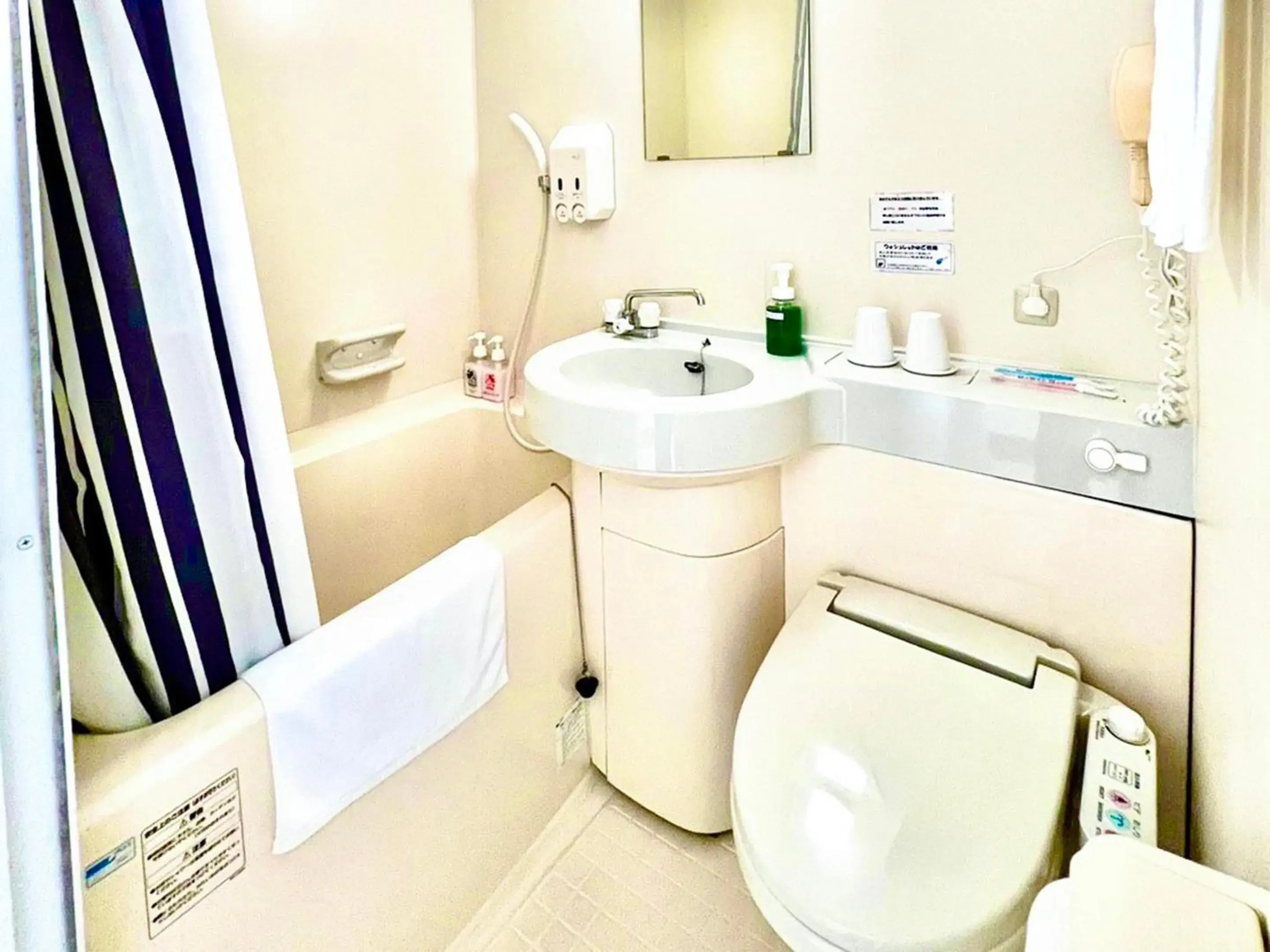 Queen Room - single occupancy - Smoking in Hotel Happy Holiday Ishigaki Queen Room - single occupancy - Smoking in Hotel Happy Holiday Ishigaki