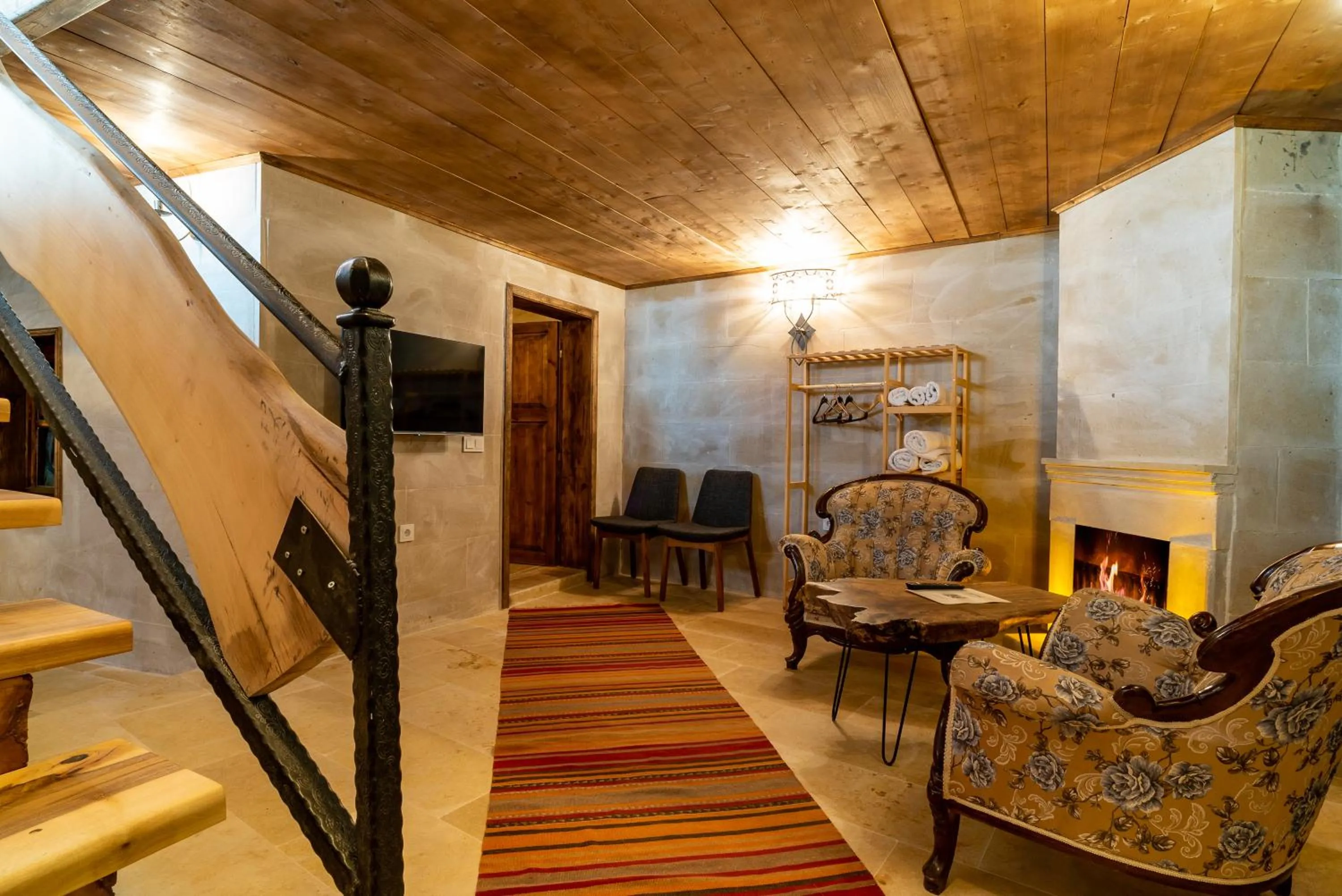 Communal lounge/ TV room in Atilla's Cave Hotel