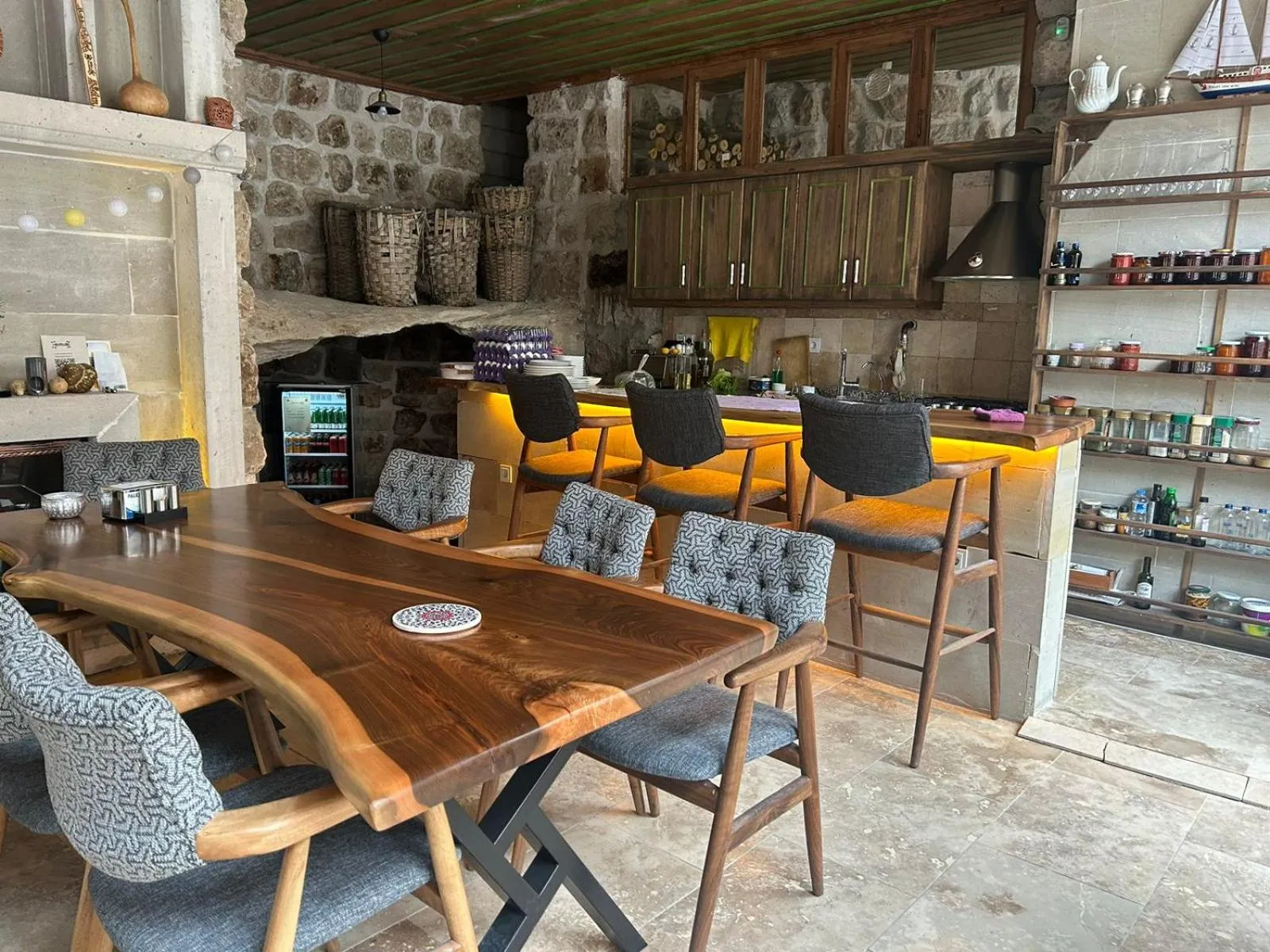 Restaurant/places to eat in Atilla's Cave Hotel