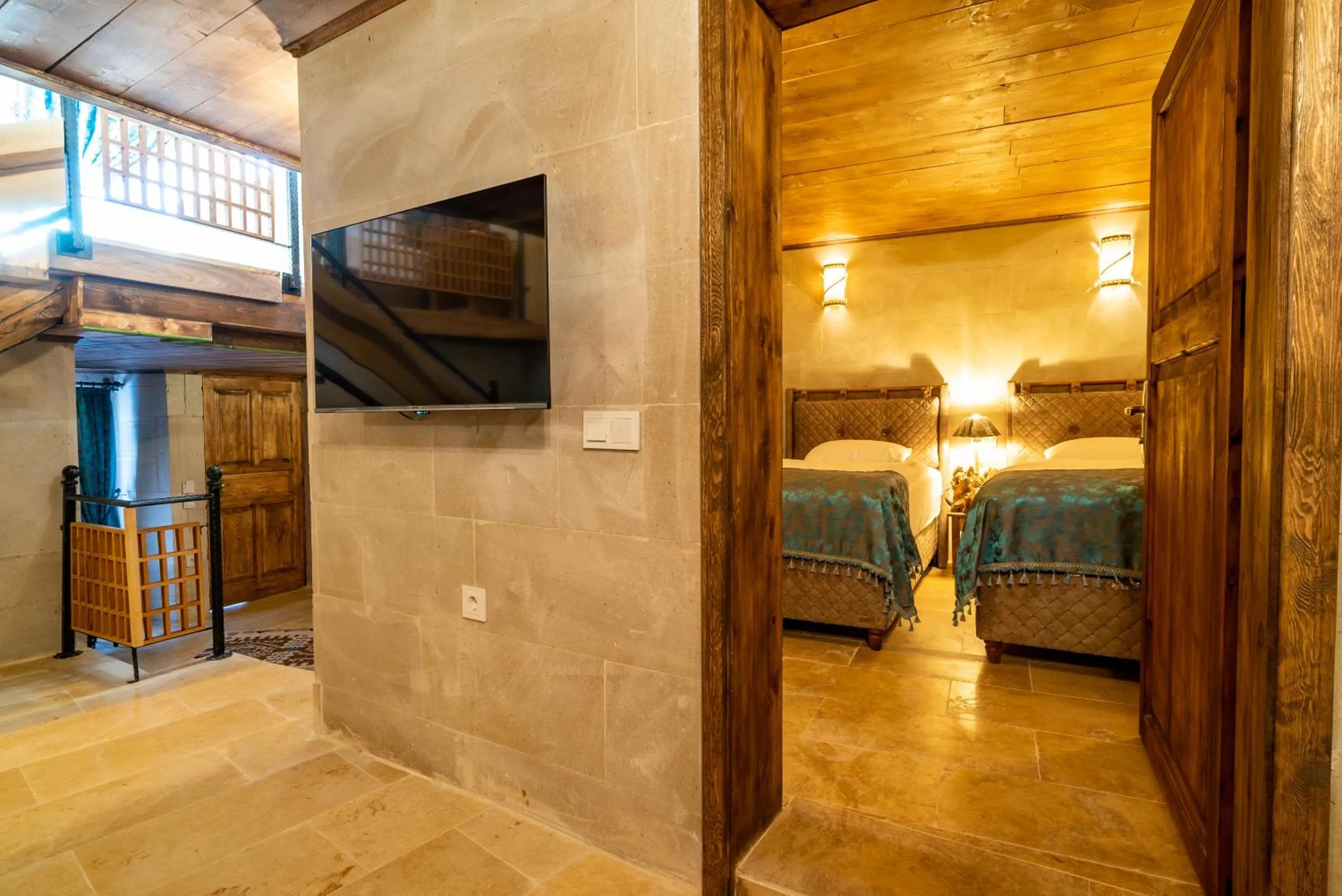 Communal lounge/ TV room, Bed in Atilla's Cave Hotel