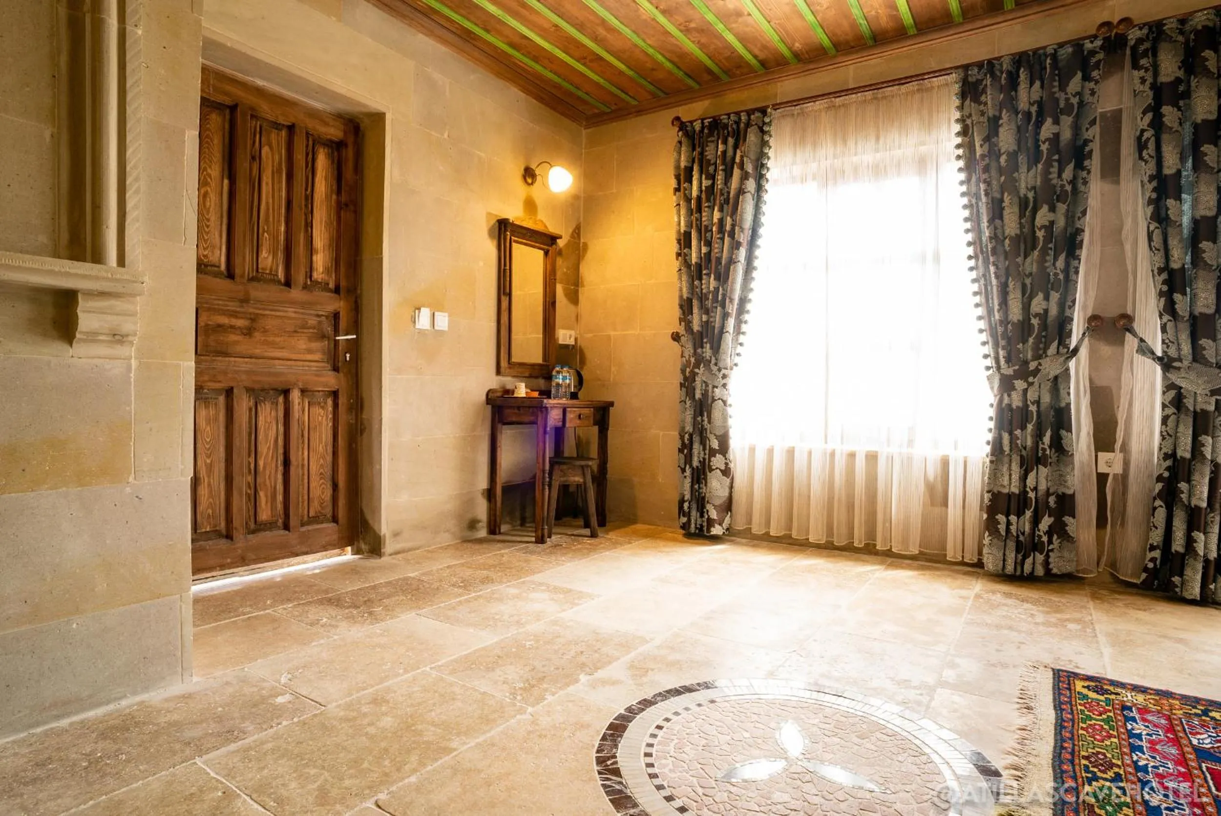 Communal lounge/ TV room in Atilla's Cave Hotel