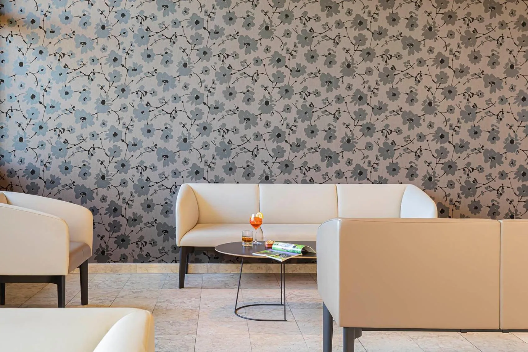 Lounge or bar in Logis Lyon Est Porte de l'Ain