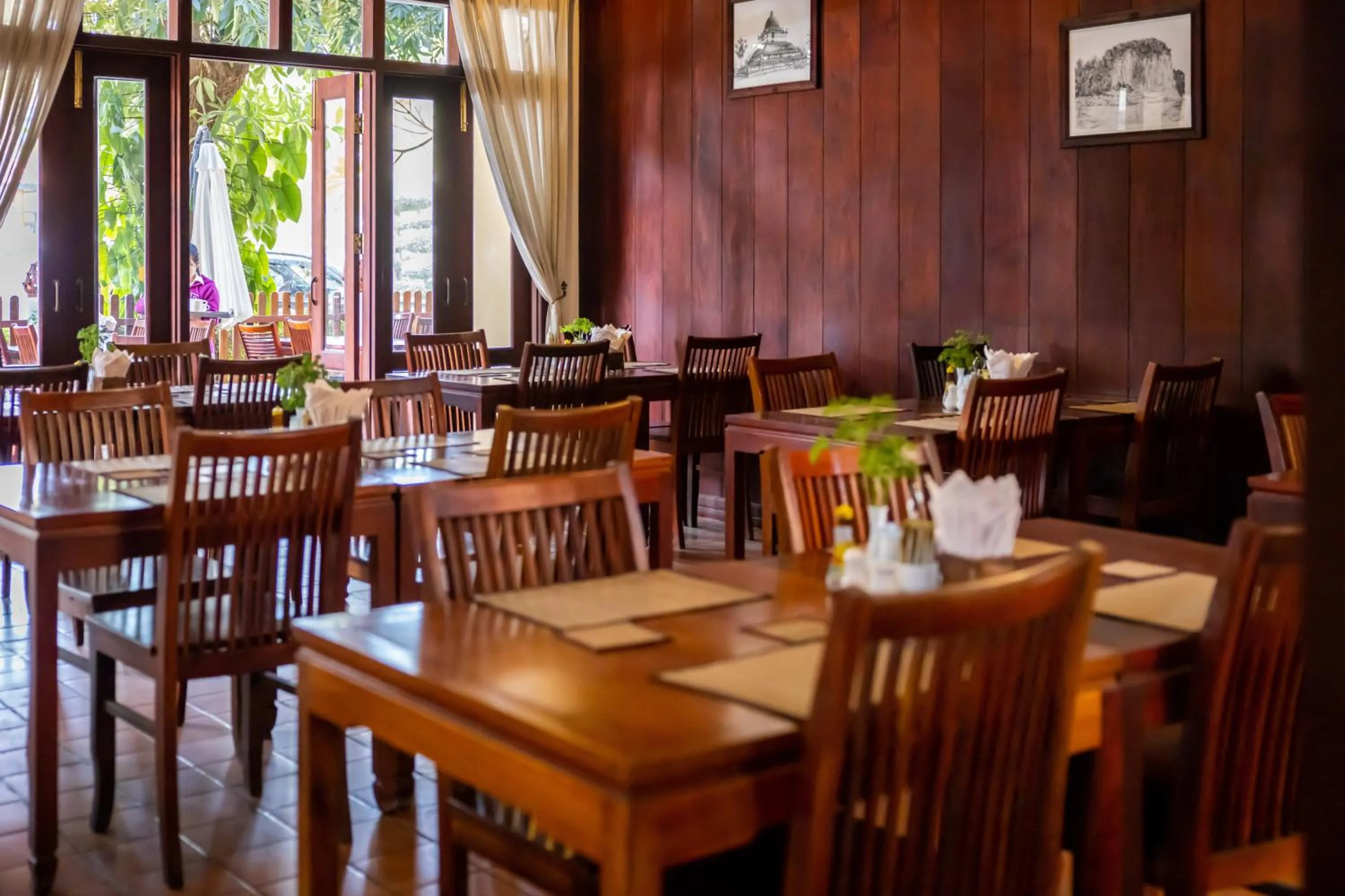 Restaurant/places to eat in Sada Hotel