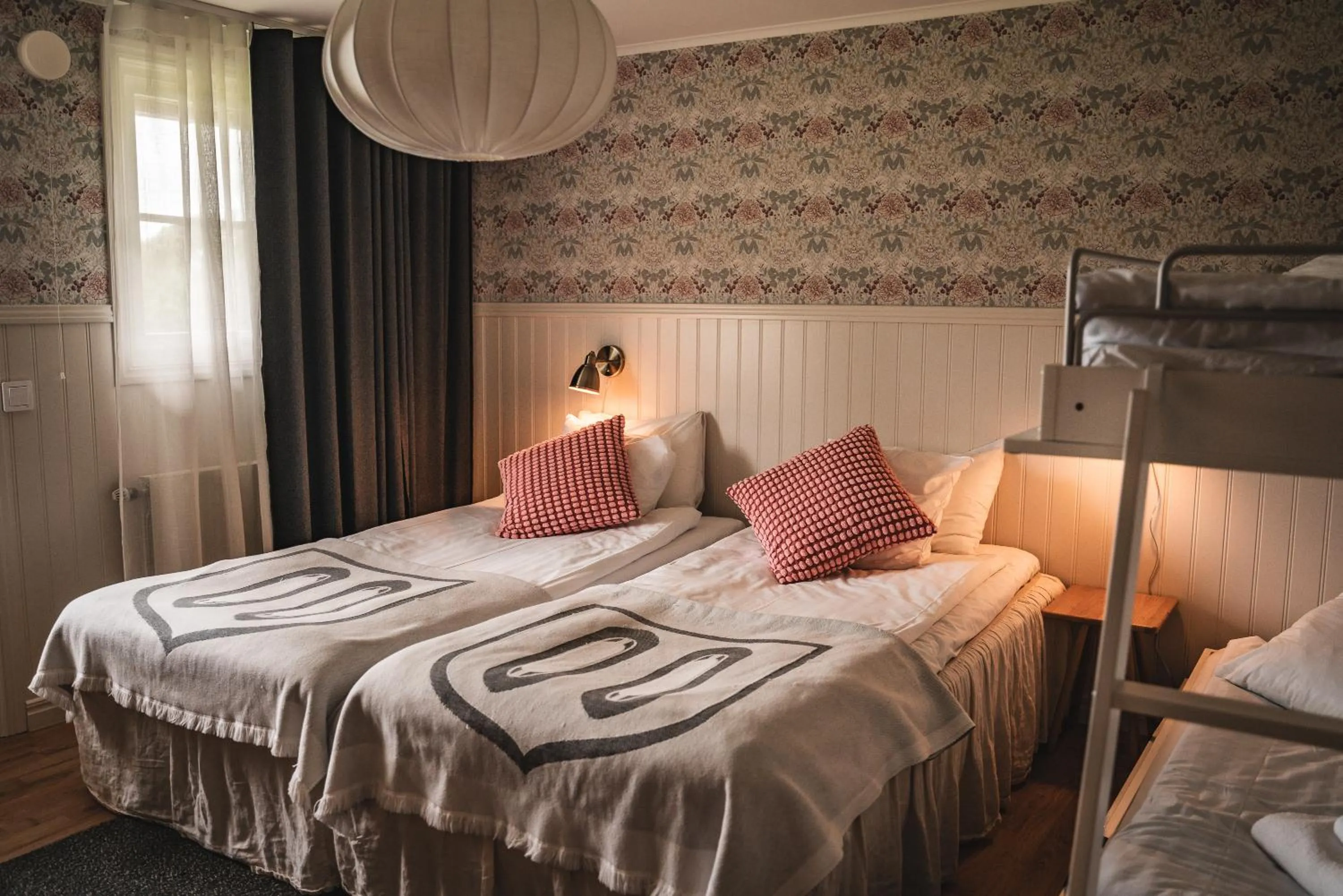 Property building, Bed in Två Skyttlar