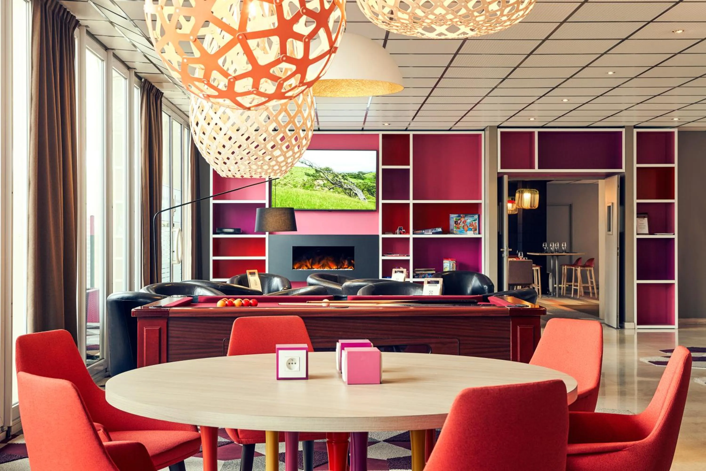 Communal lounge/ TV room in Hôtel Mercure Marne-la-Vallée Bussy St Georges