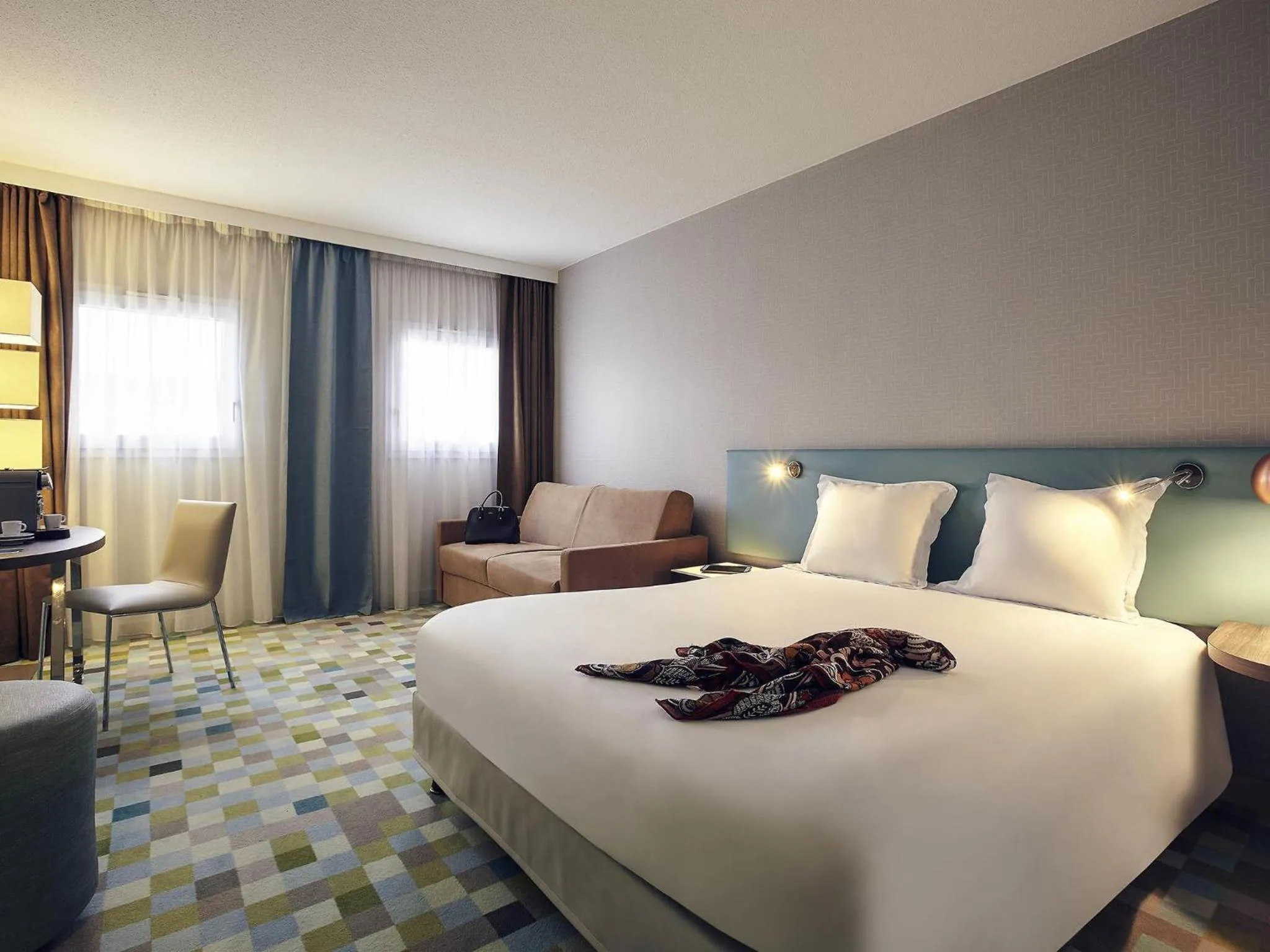 Bedroom, Bed in Hôtel Mercure Marne-la-Vallée Bussy St Georges