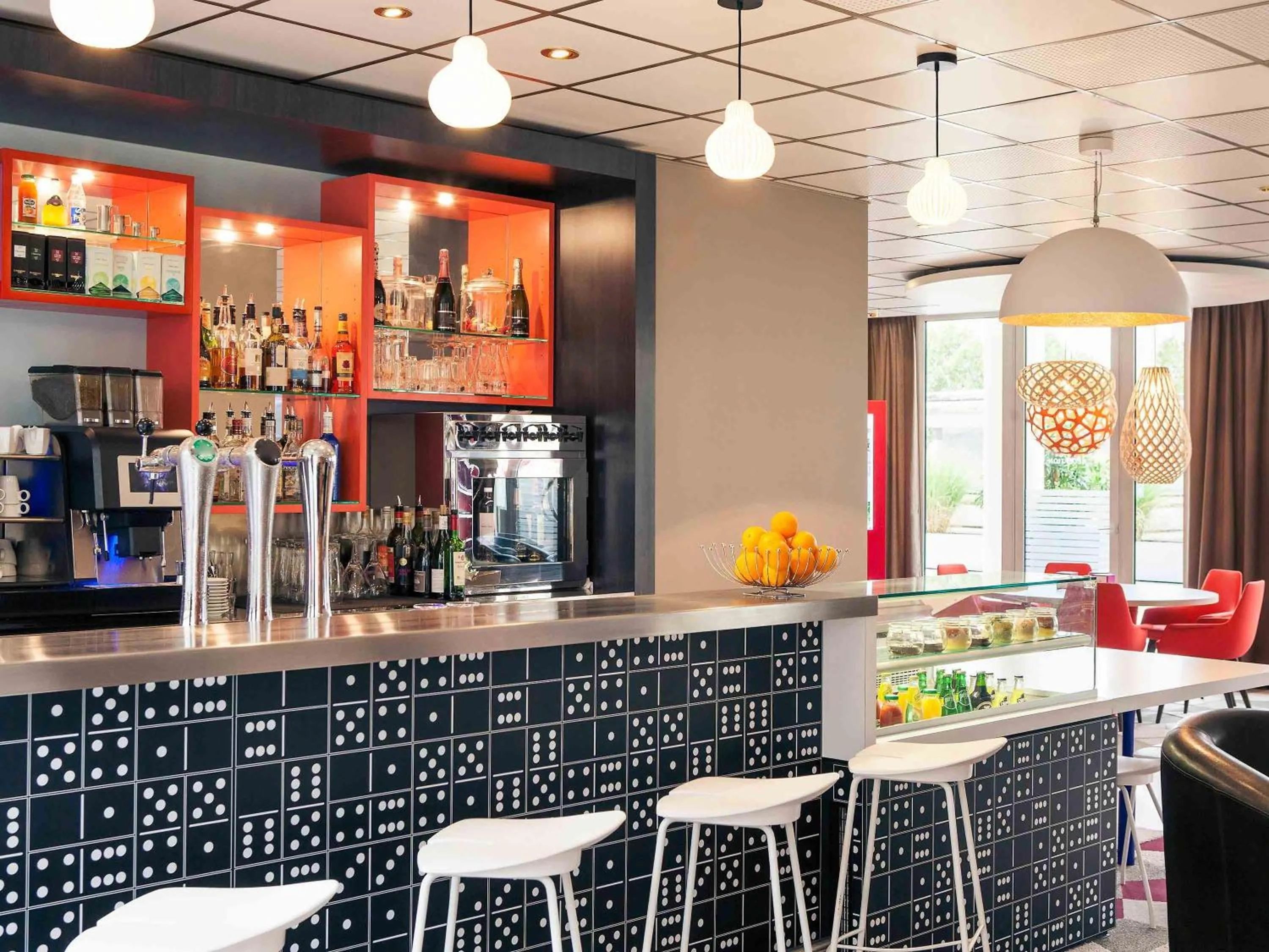 Lounge or bar in Hôtel Mercure Marne-la-Vallée Bussy St Georges