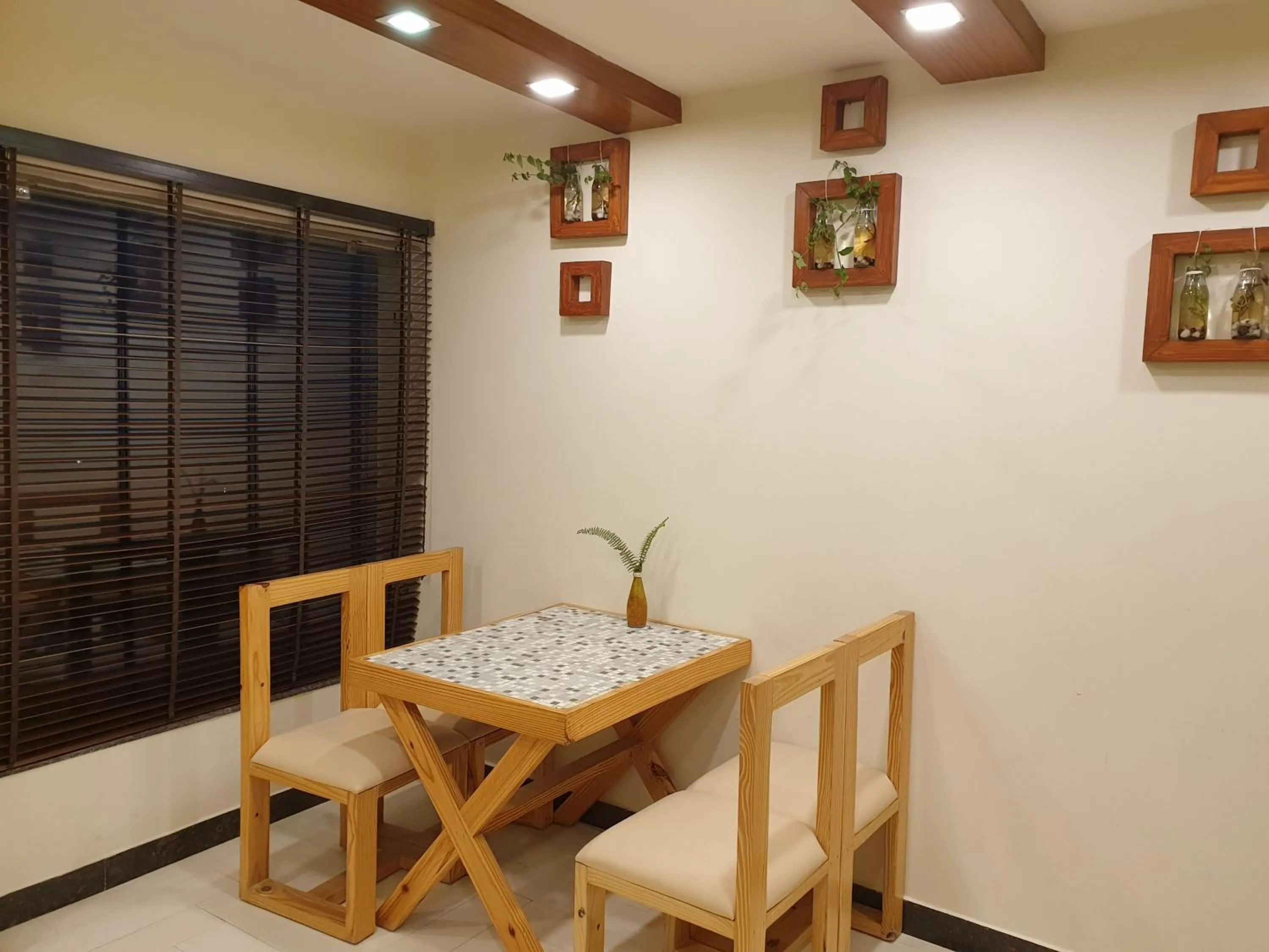 Restaurant/places to eat in Hotel Devlok Primal