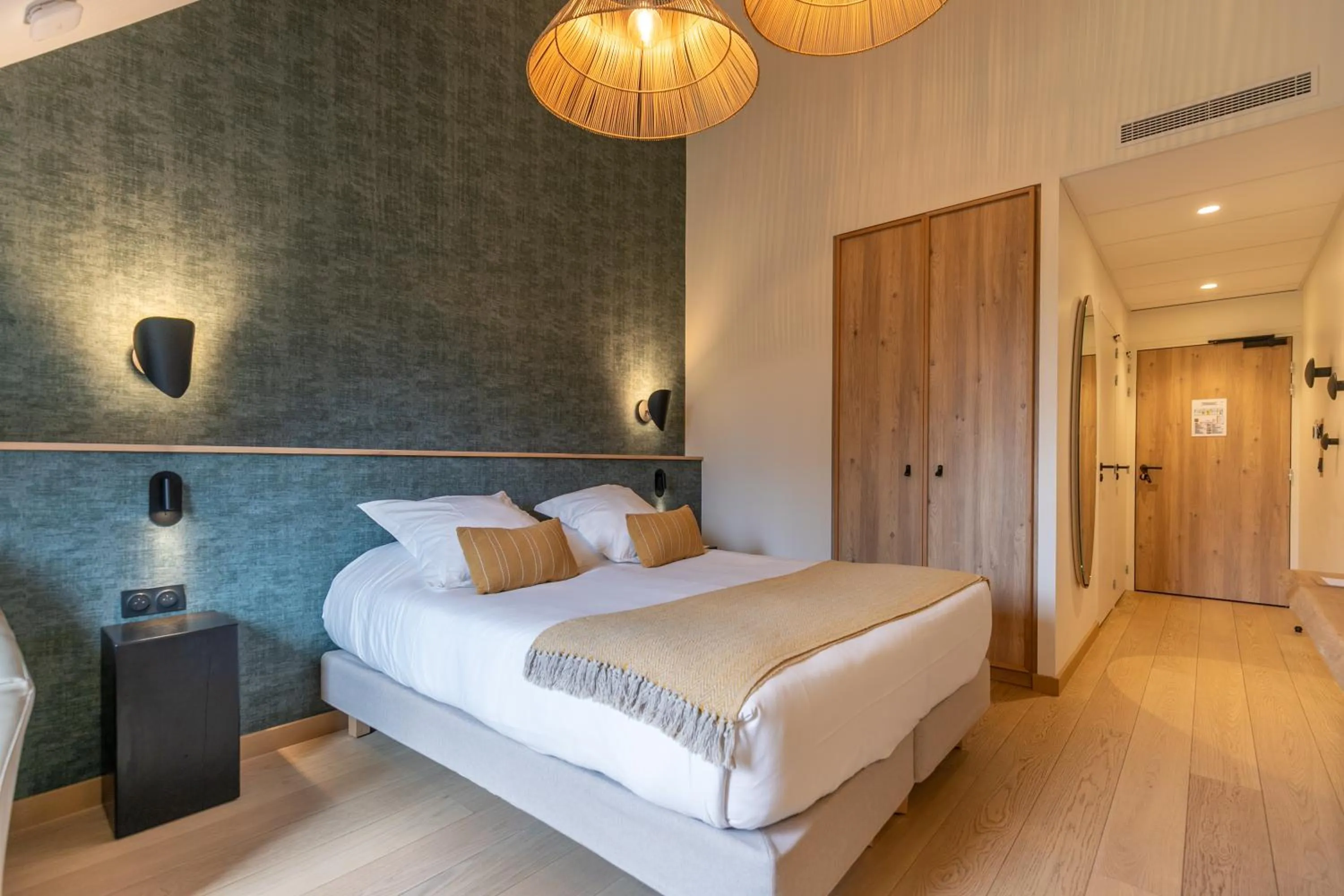 Photo of the whole room, Bed in Auberge de la Caillère