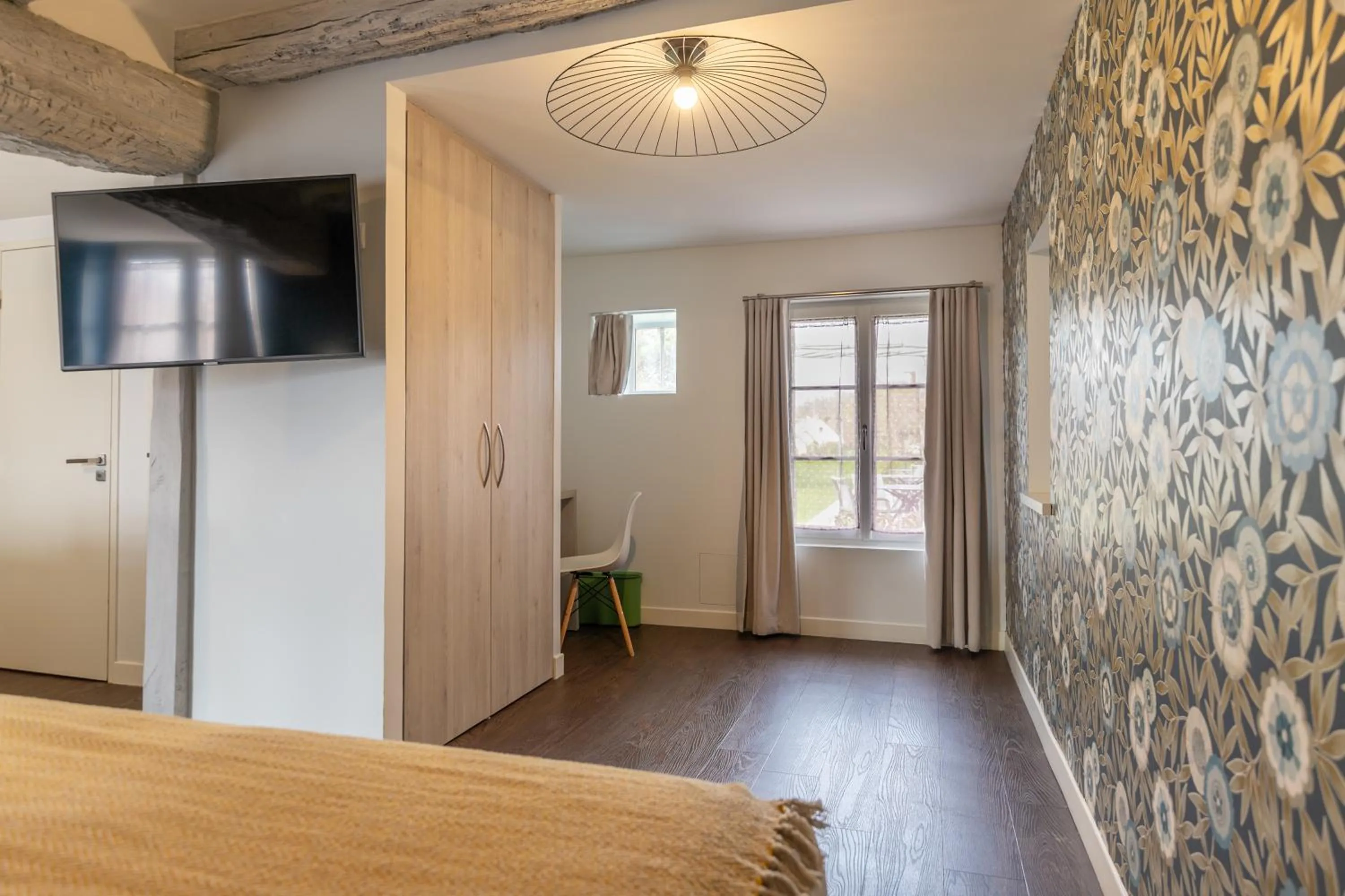wardrobe, Bed in Auberge de la Caillère