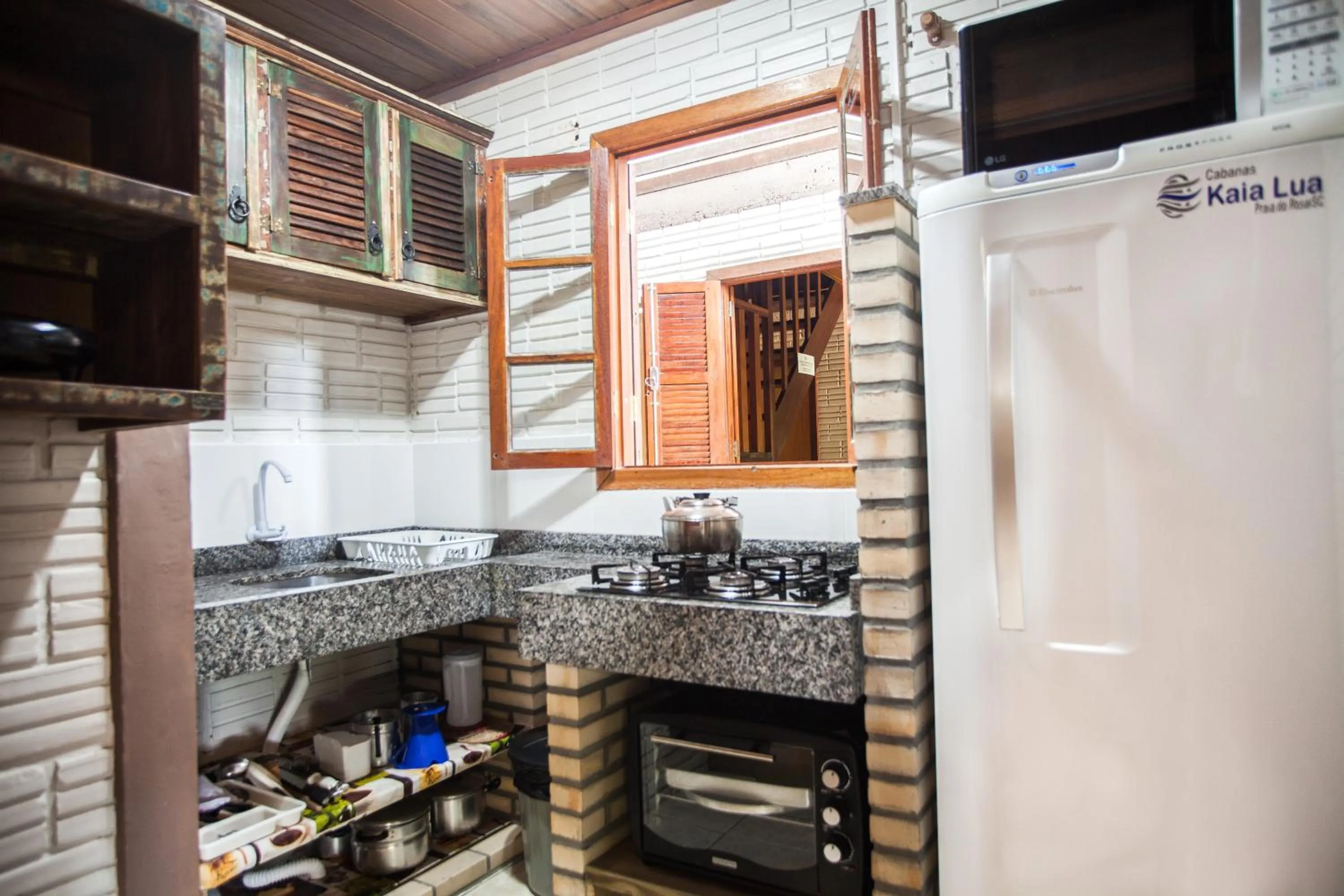 Communal kitchen in Pousada Cabanas Kaia Lua