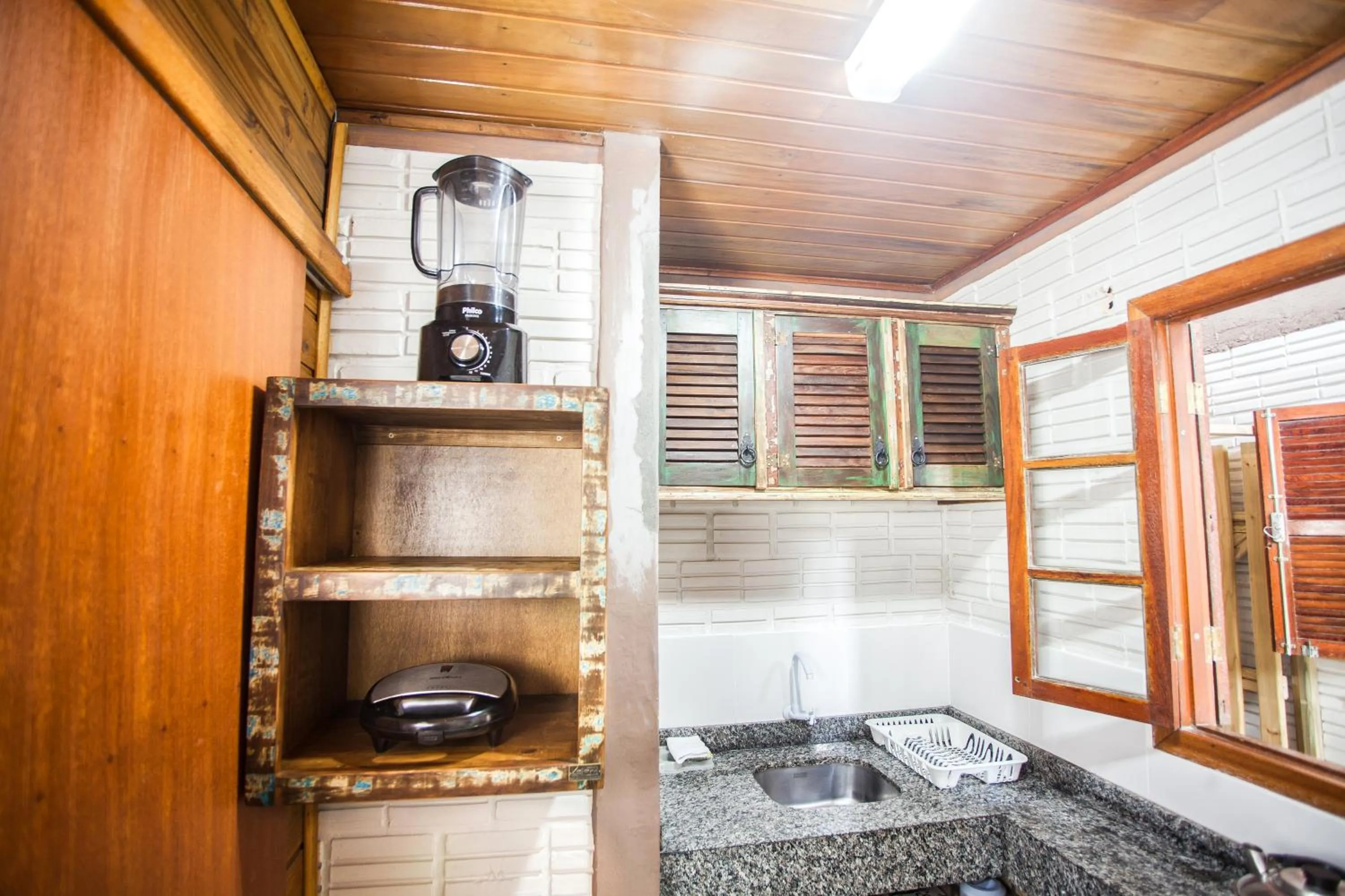 Communal kitchen in Pousada Cabanas Kaia Lua