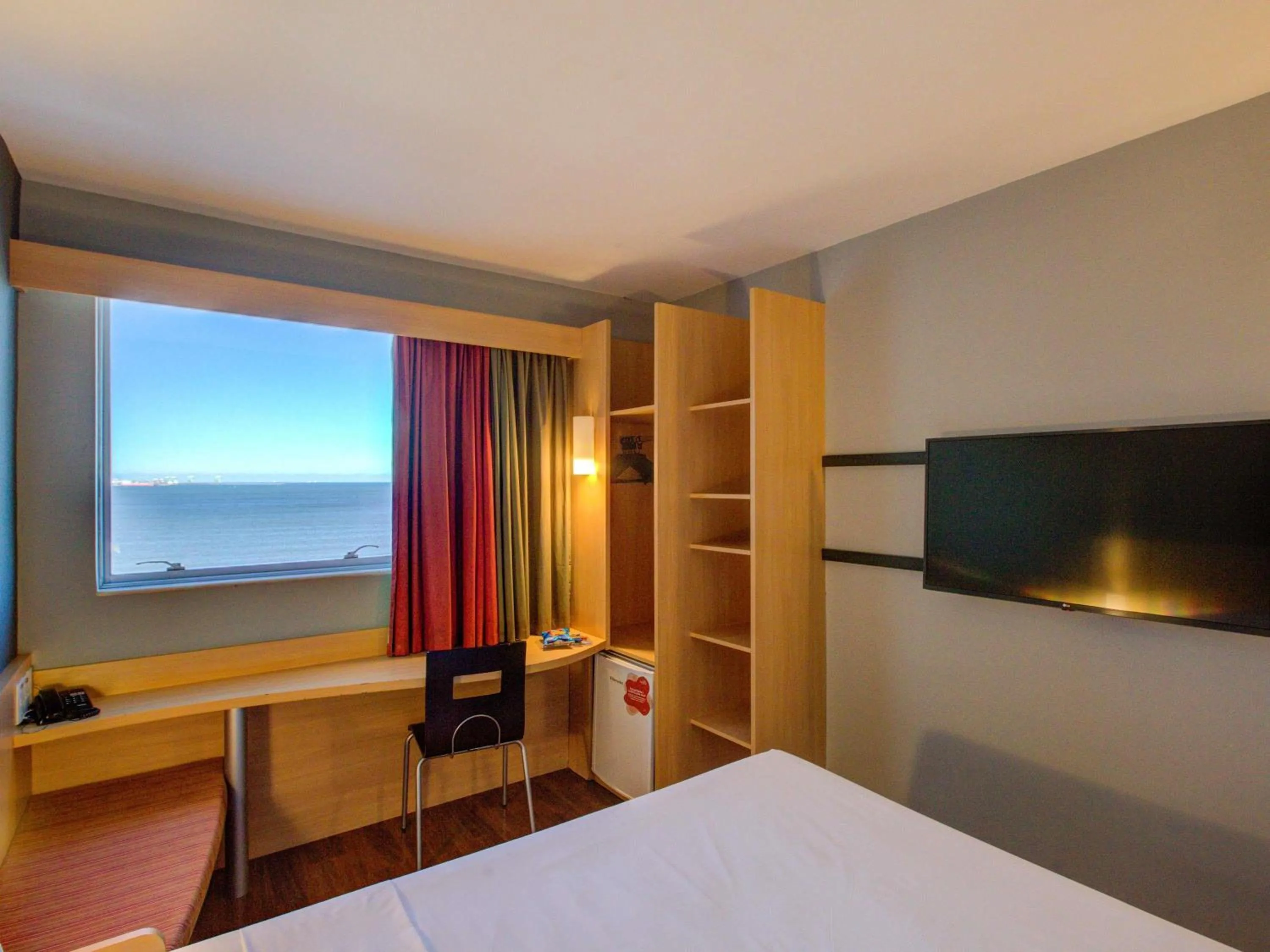 Property building, Bed in ibis Vitoria Praia de Camburi