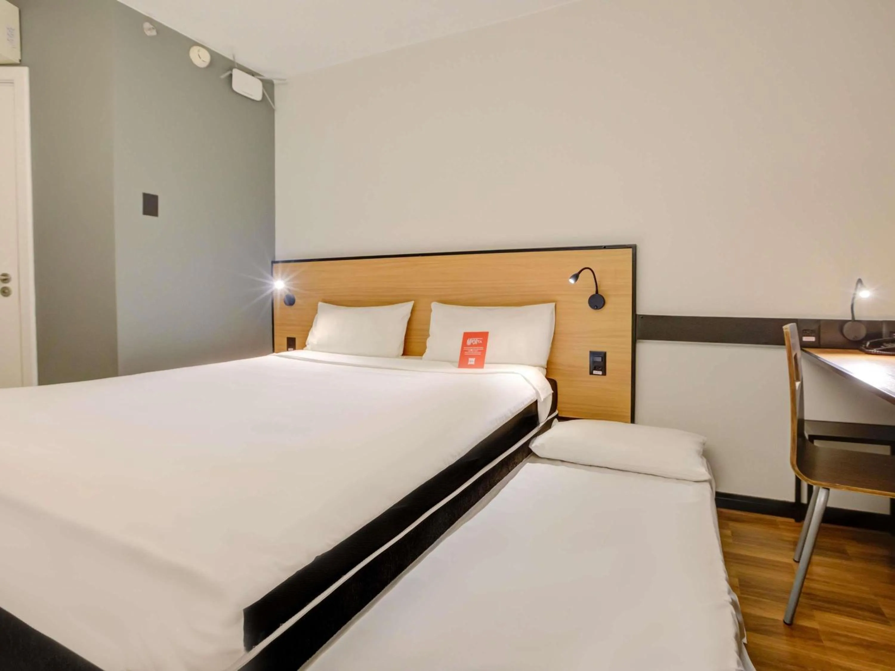 Bedroom, Bed in ibis Vitoria Praia de Camburi