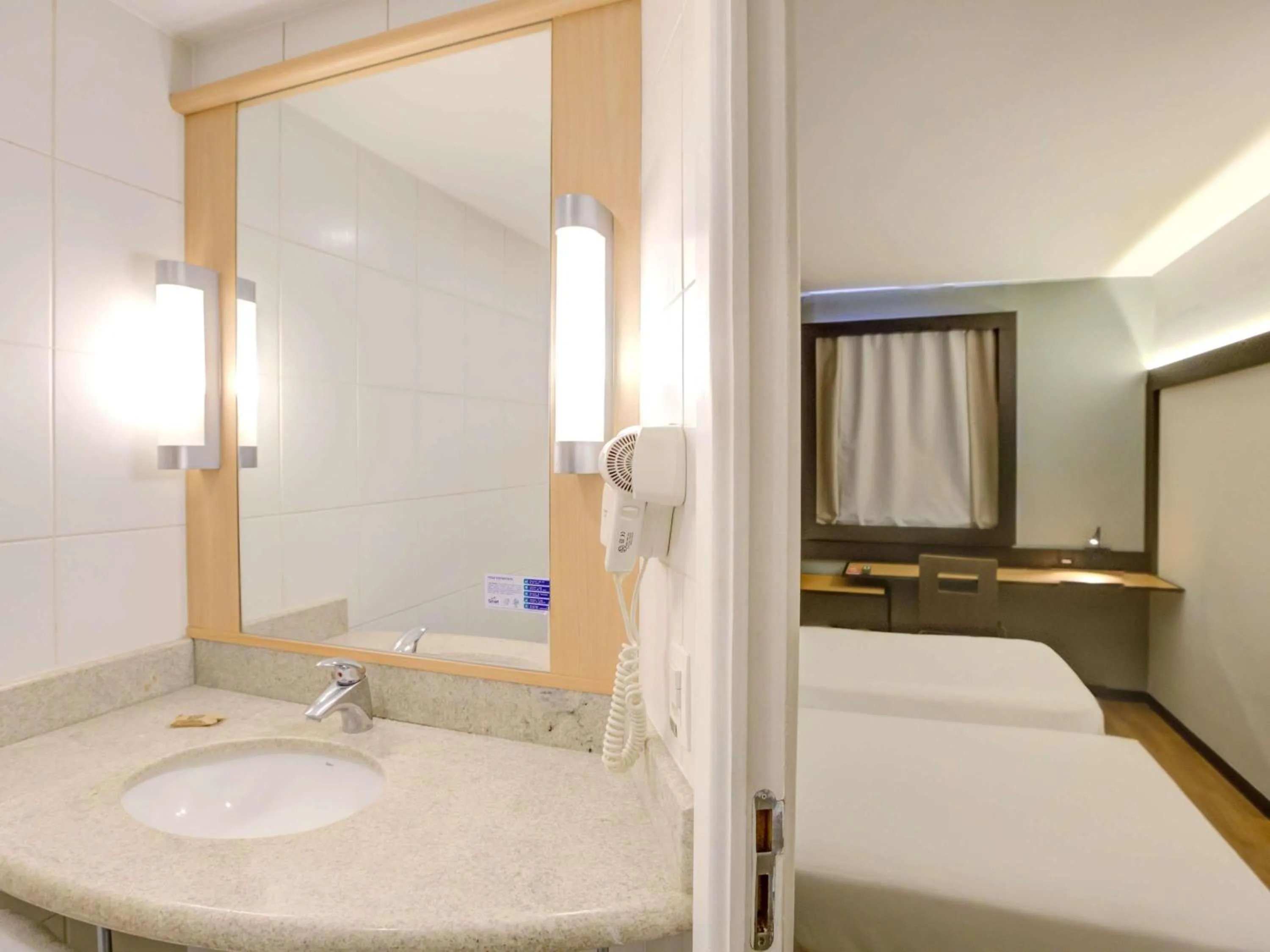 Bathroom, Bed in ibis Vitoria Praia de Camburi
