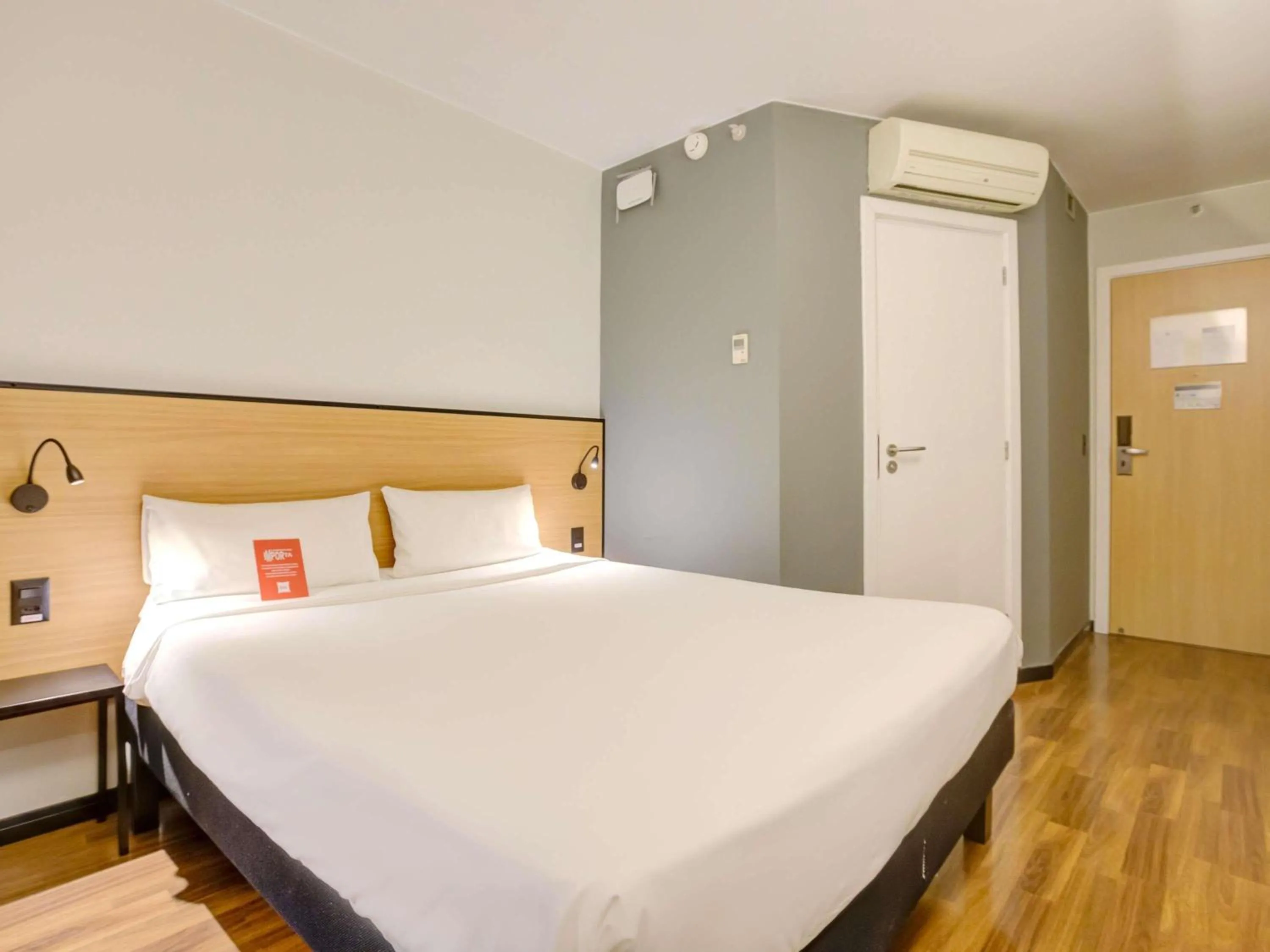 Bedroom, Bed in ibis Vitoria Praia de Camburi
