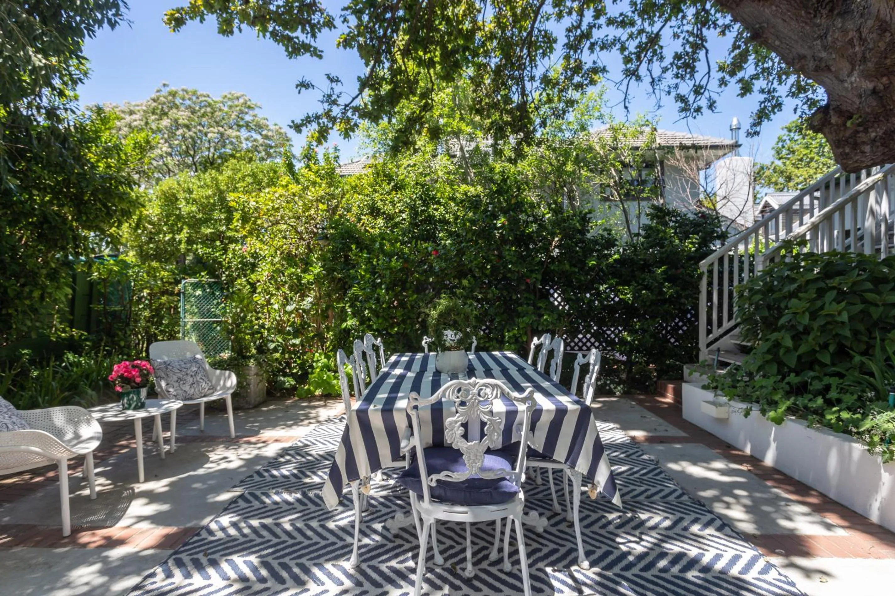 Inner courtyard view in Sandown Lodge