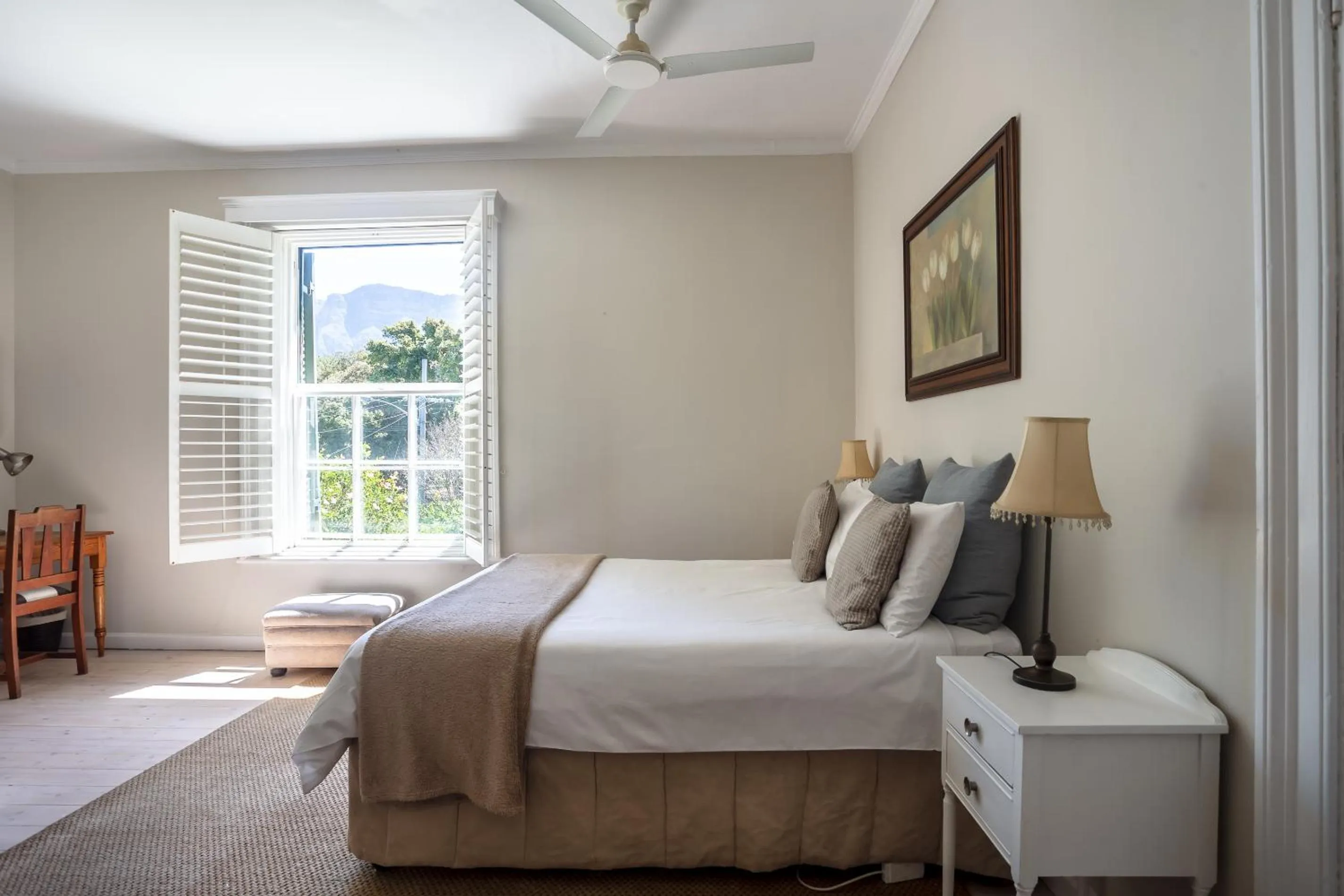 Bedroom, Bed in Sandown Lodge
