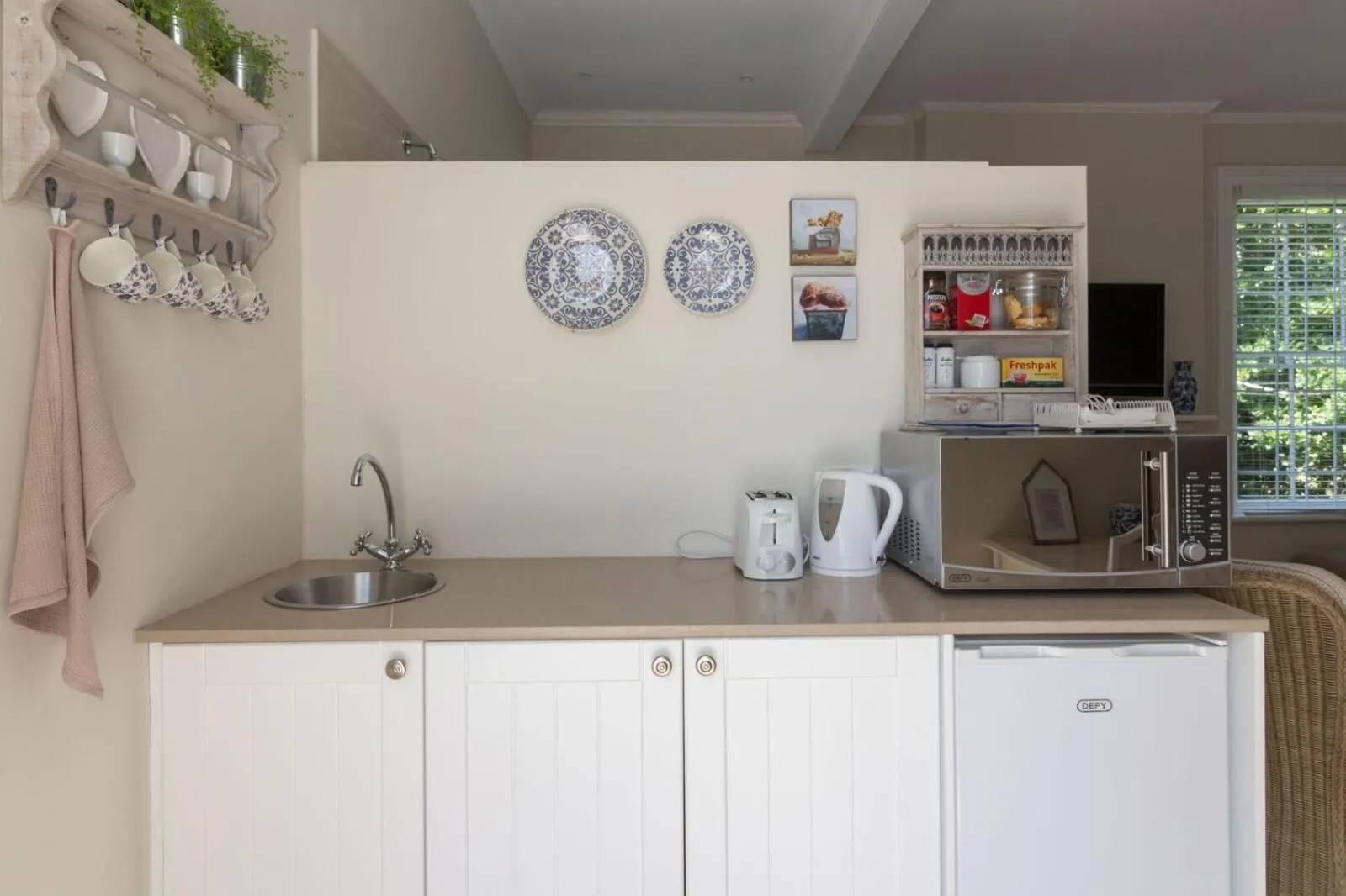 Coffee/tea facilities in Sandown Lodge