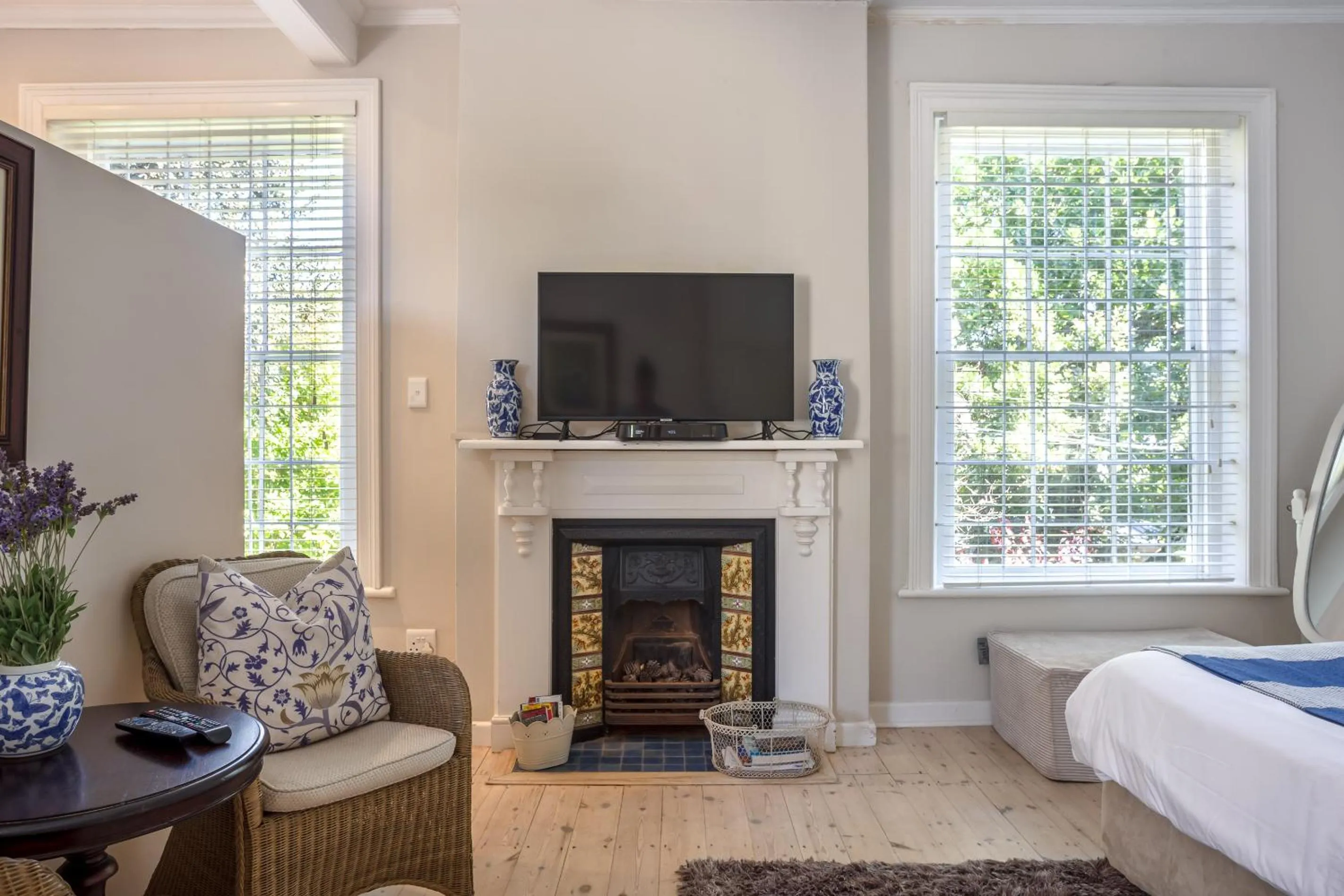 Living room, Bed in Sandown Lodge