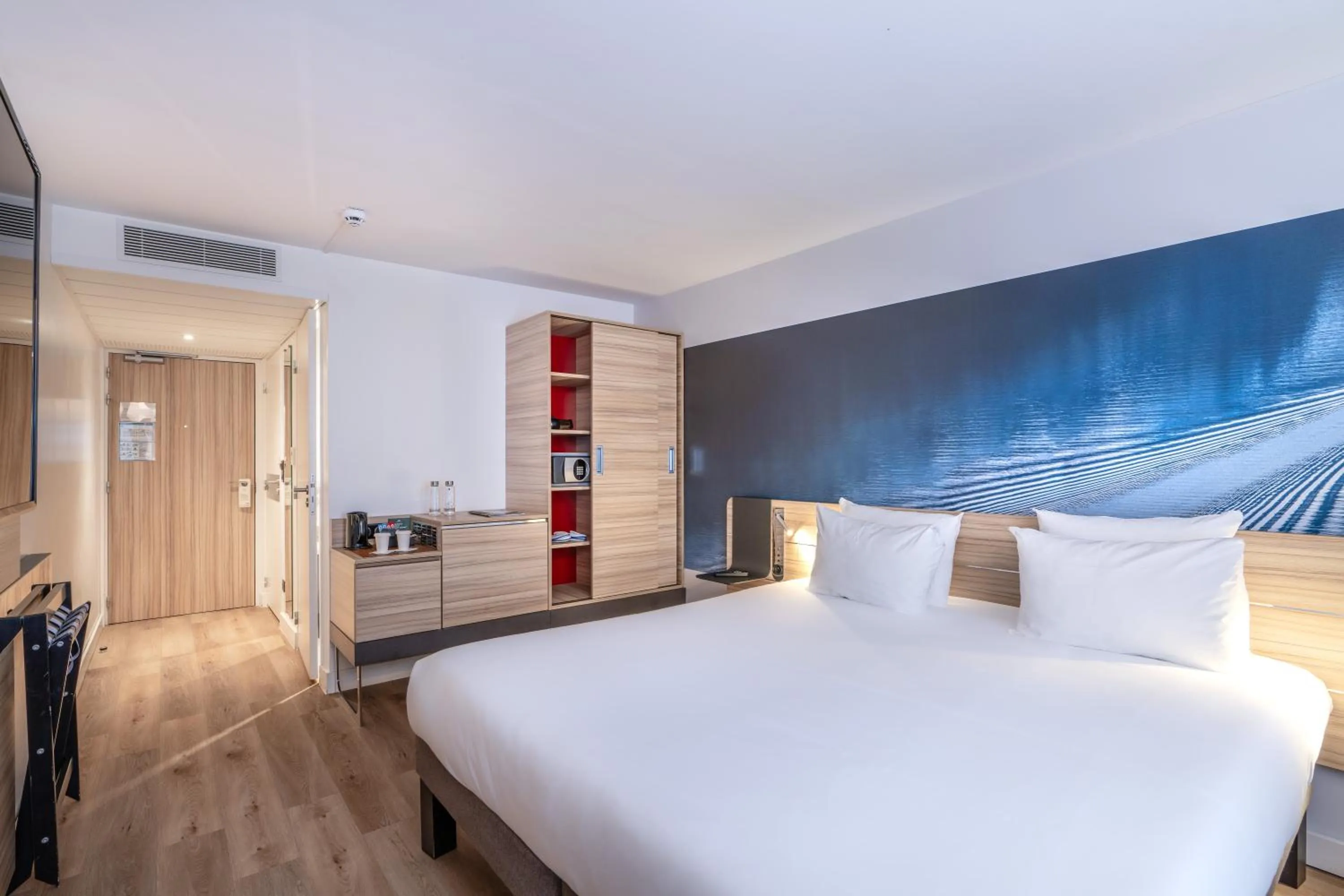 Photo of the whole room, Bed in Novotel Deauville Plage