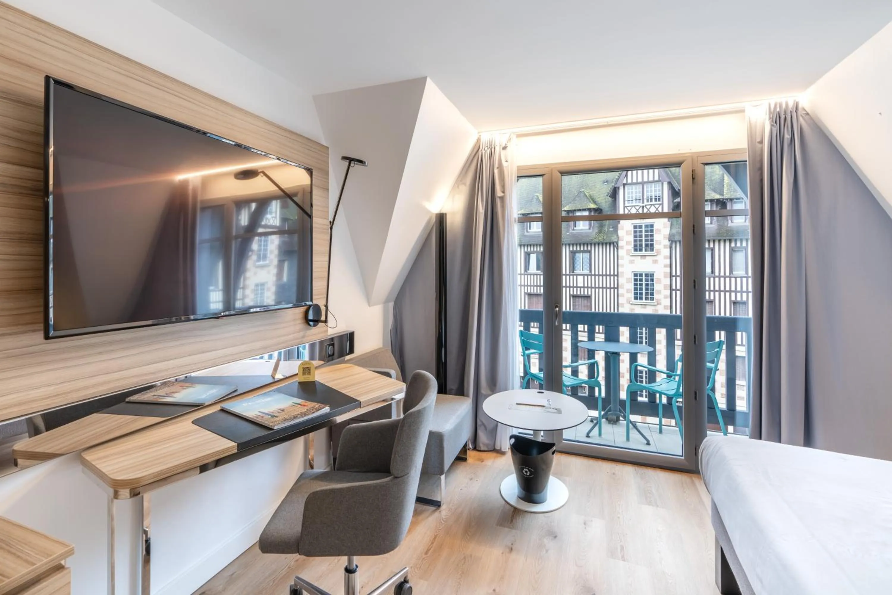 Balcony/Terrace, Bed in Novotel Deauville Plage