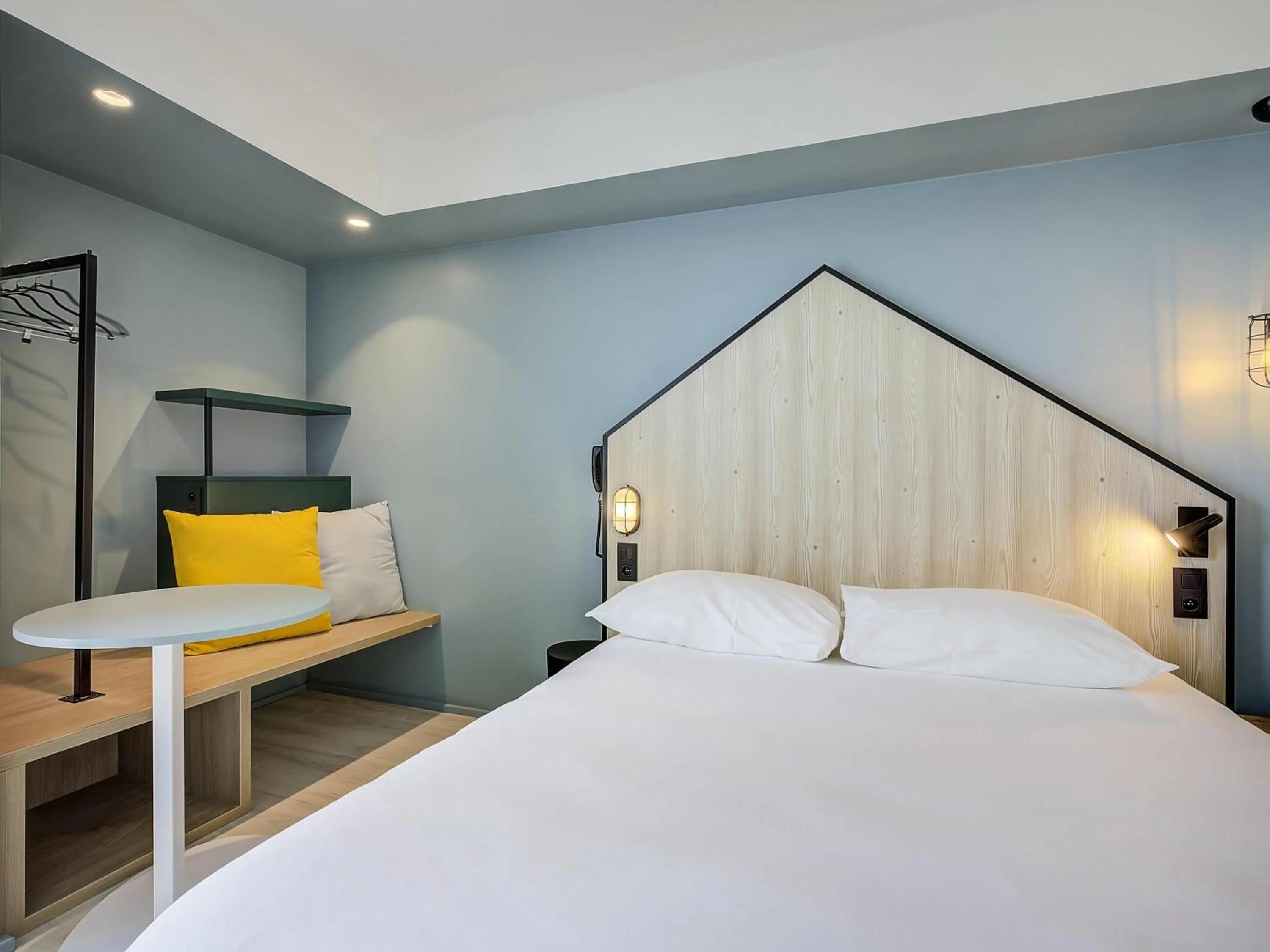 Bedroom, Bed in ibis Styles Arcachon Gujan Mestras