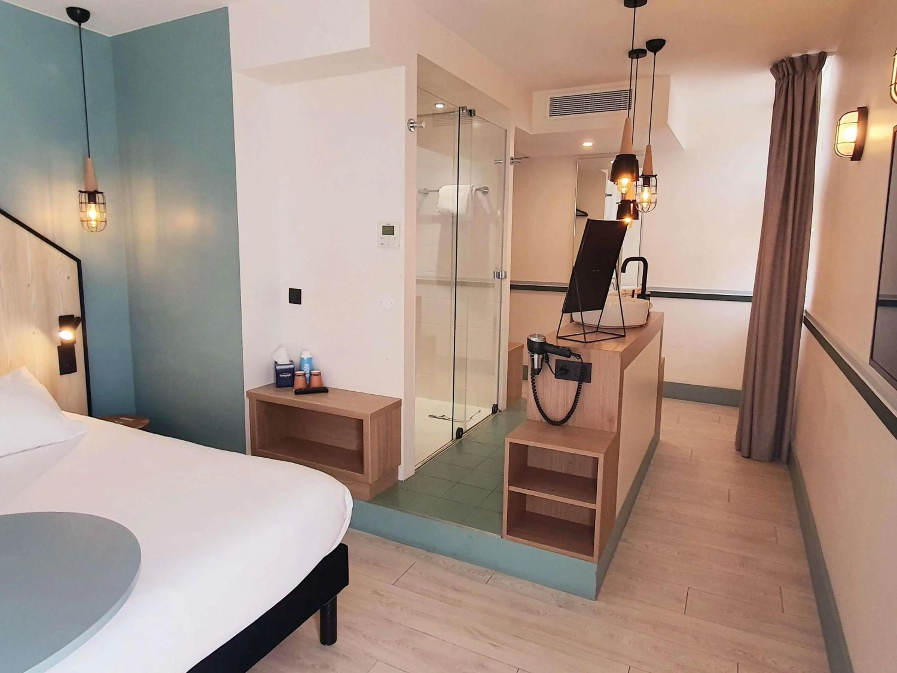 Bedroom, Bed in ibis Styles Arcachon Gujan Mestras