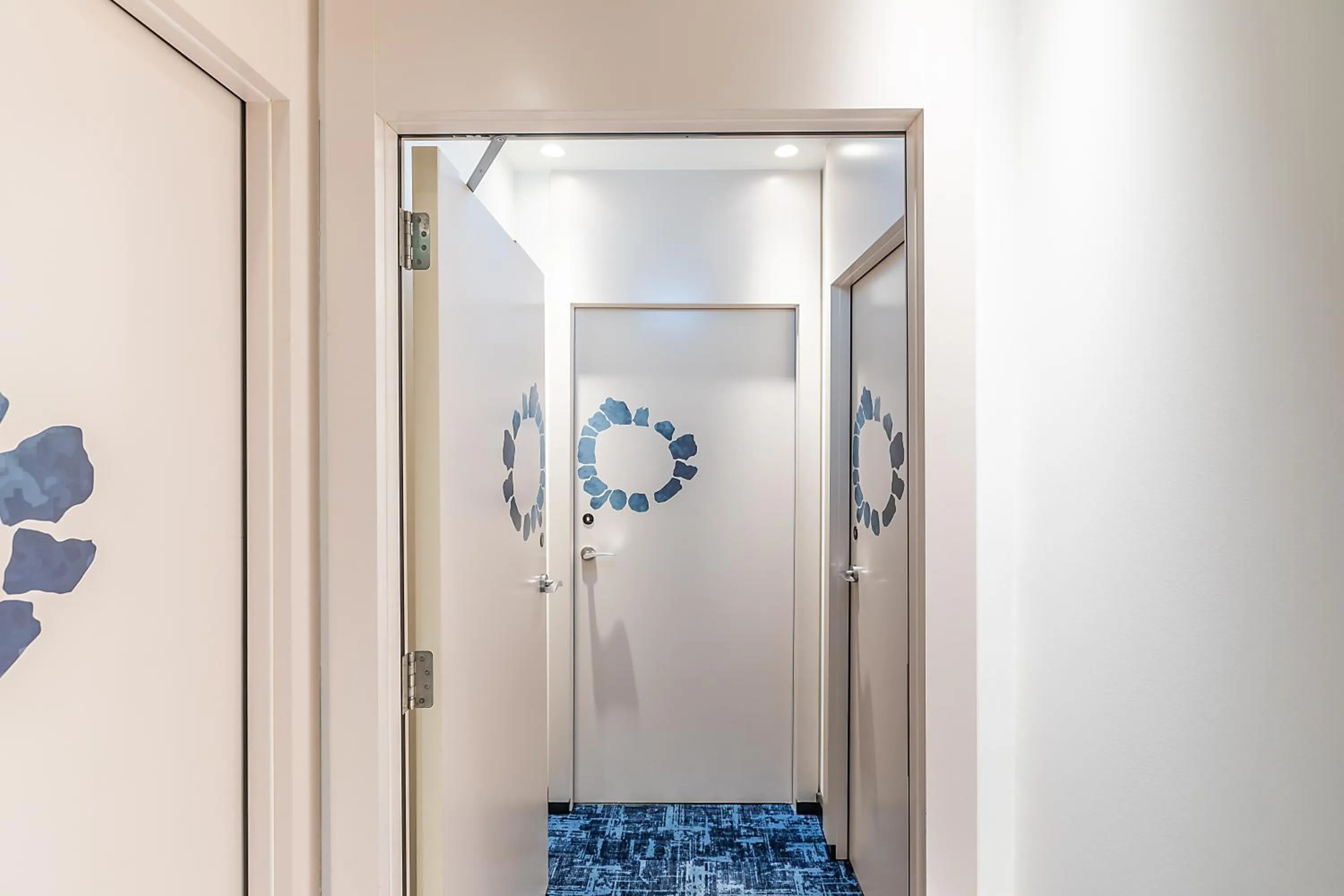 Photo of the whole room in ibis Styles Chaves