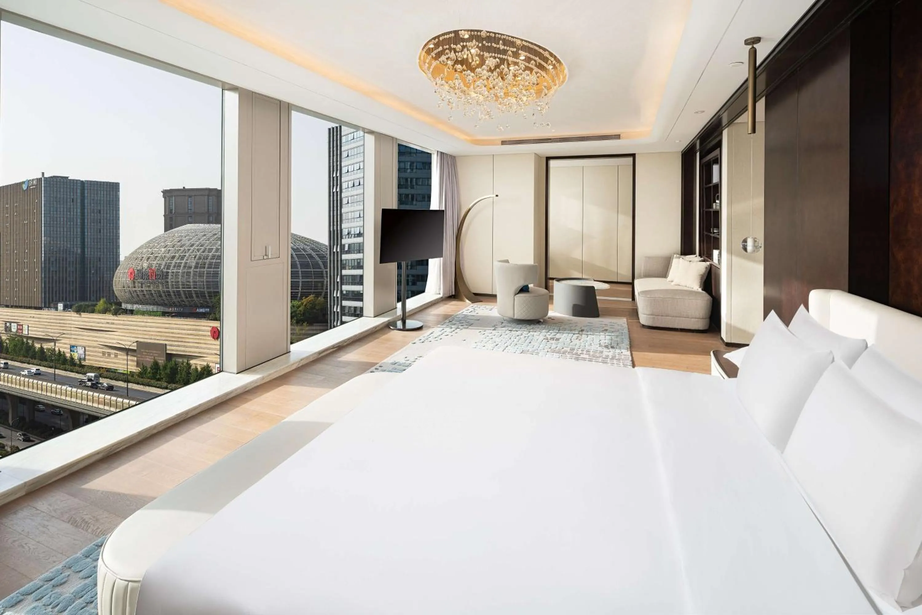 Photo of the whole room, Bed in Radisson Blu Hangzhou Xintiandi