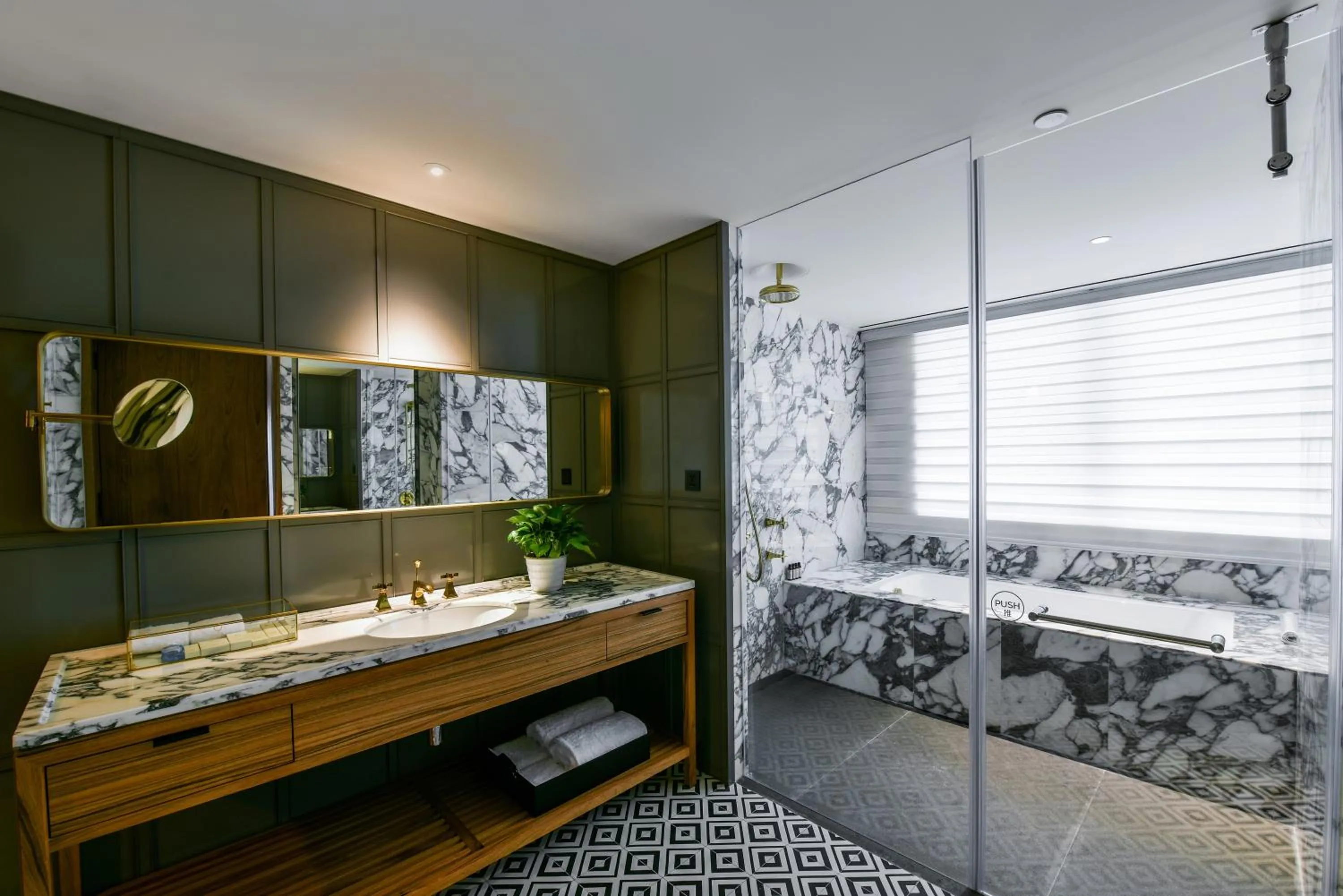 Bathroom in Hotel Kapok Shenzhen HouHai (Close to Shenzhen Bay)