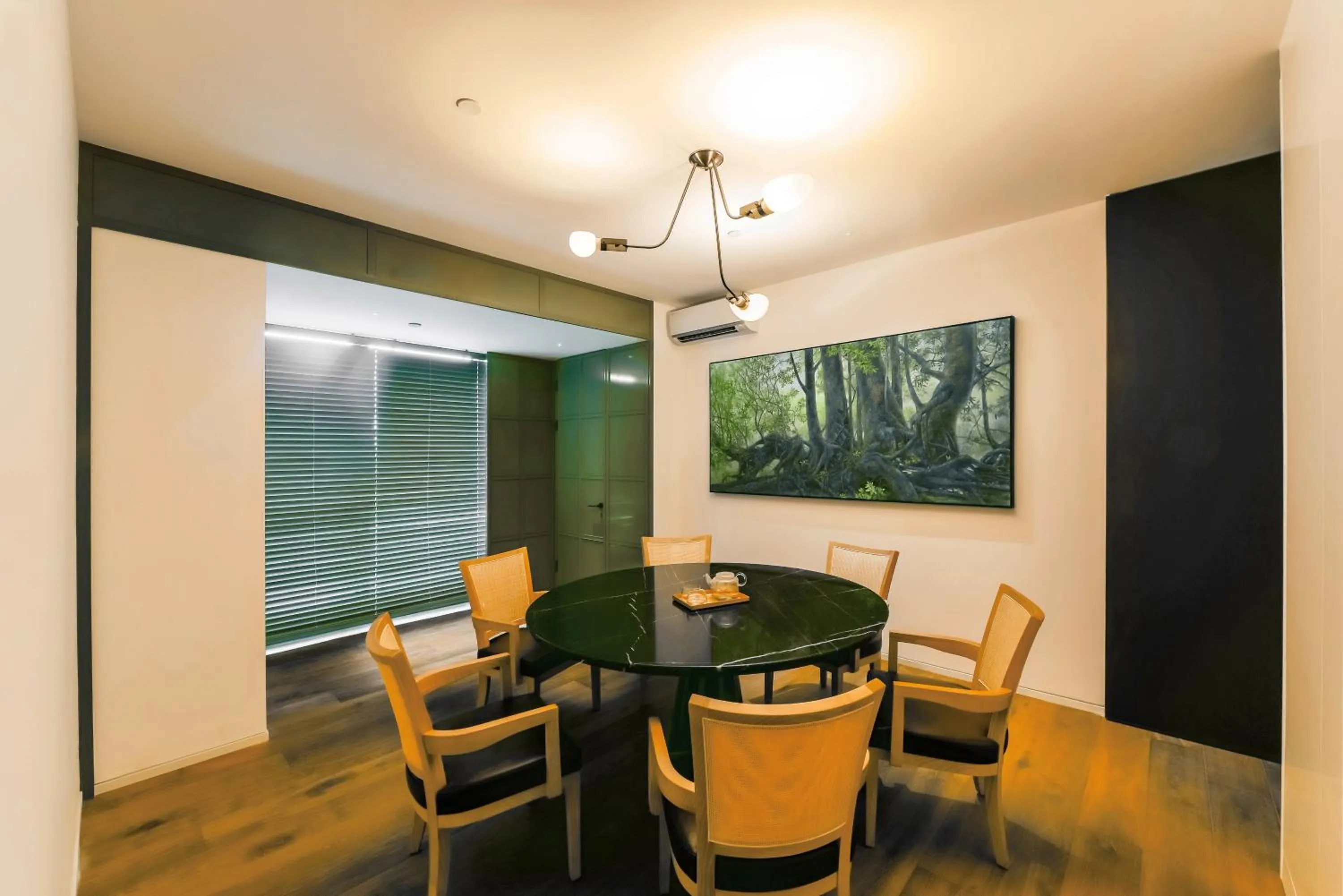 Dining area in Hotel Kapok Shenzhen HouHai (Close to Shenzhen Bay)