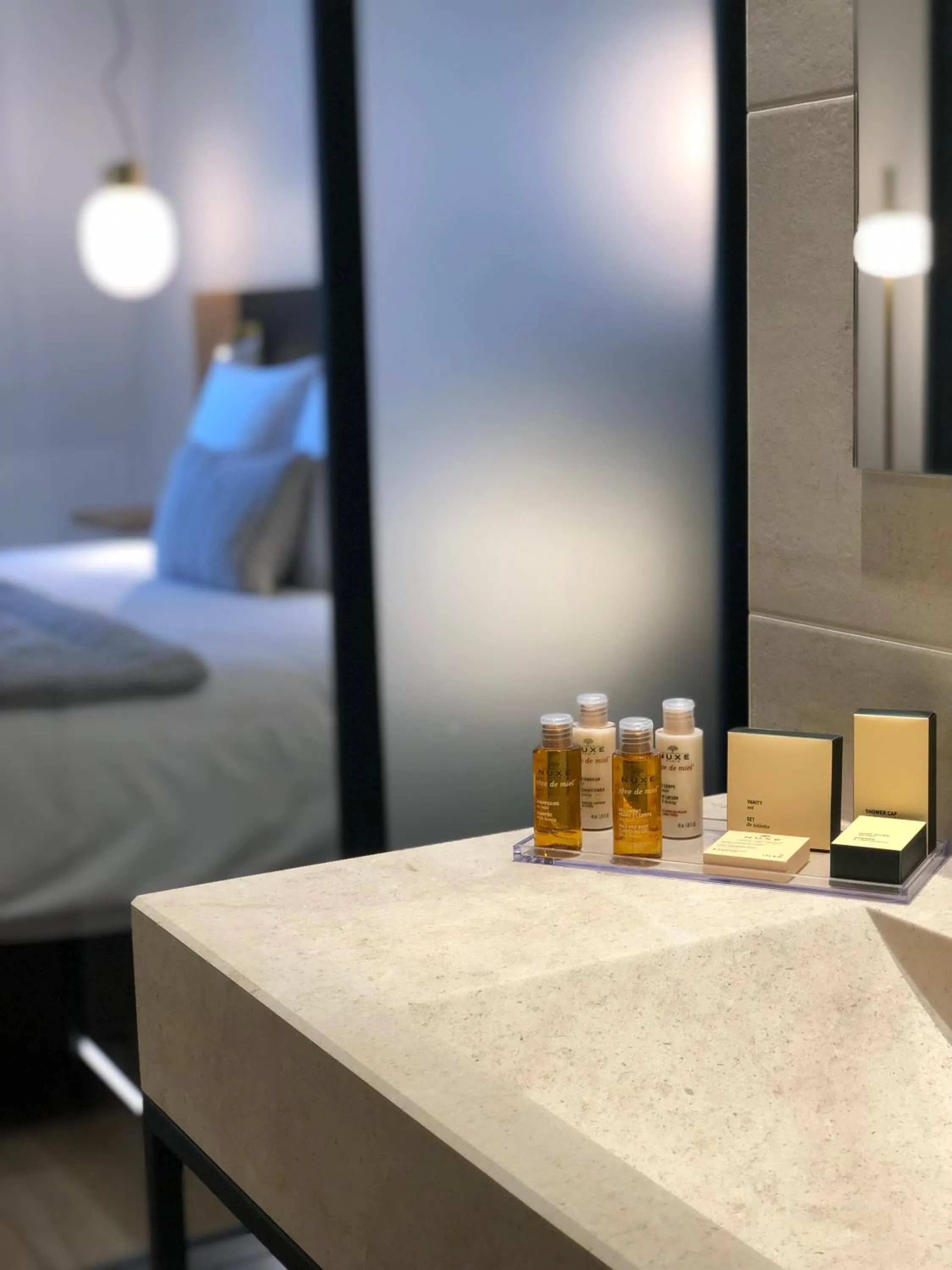 Bathroom, Bed in Cèdre Beaune, A Beauvallon Hotel & Spa