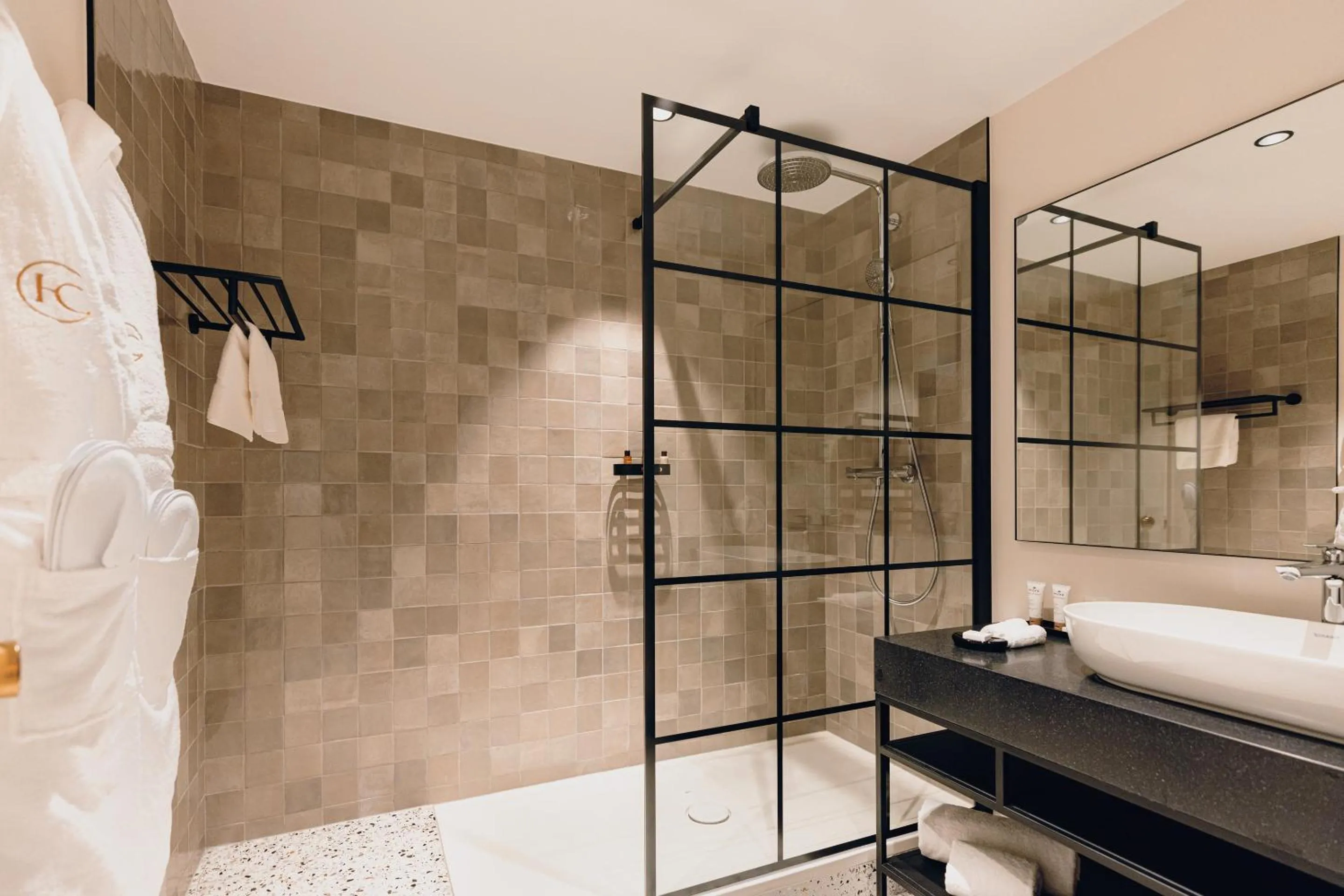 Shower in Cèdre Beaune, A Beauvallon Hotel & Spa