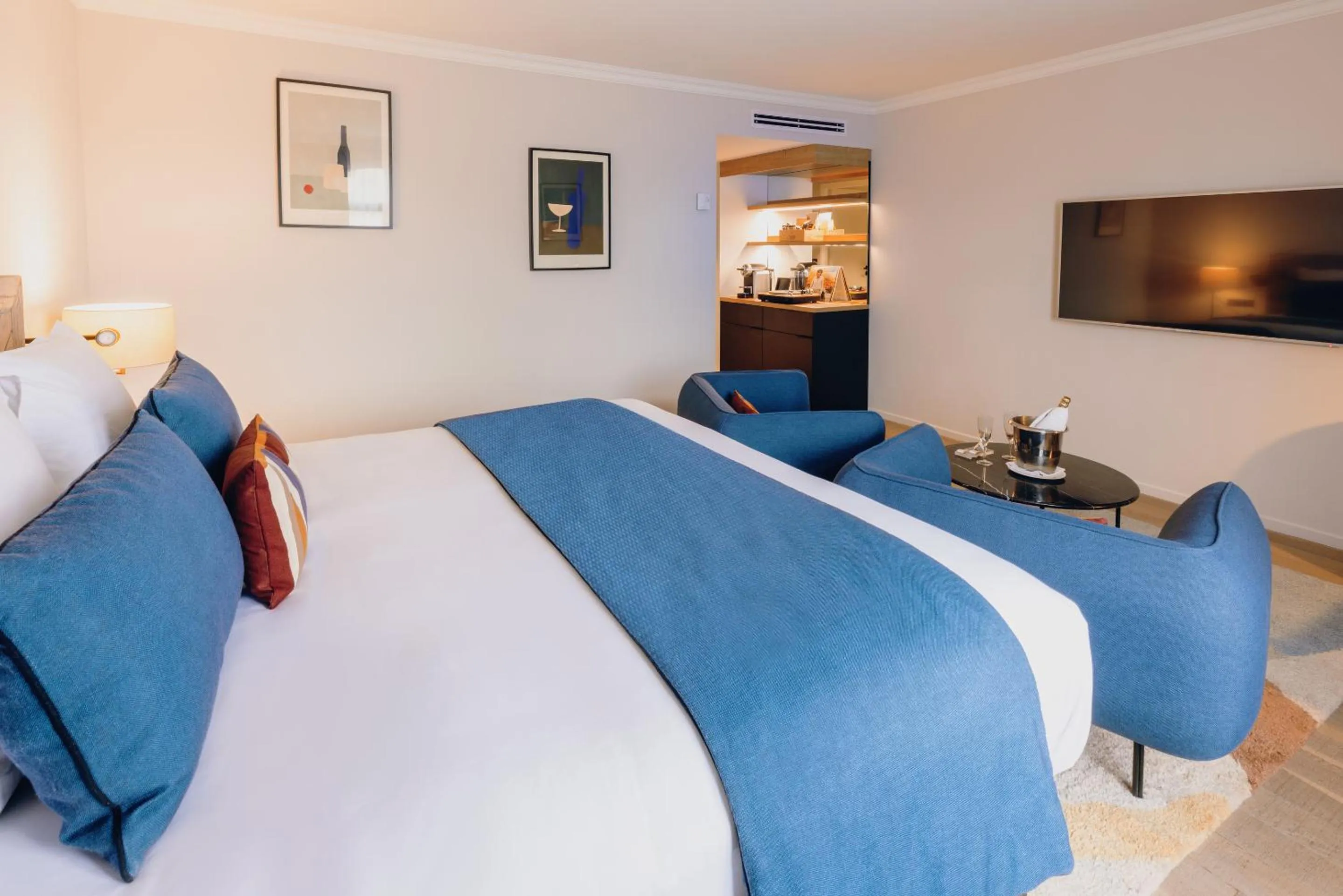 Bed in Cèdre Beaune, A Beauvallon Hotel & Spa