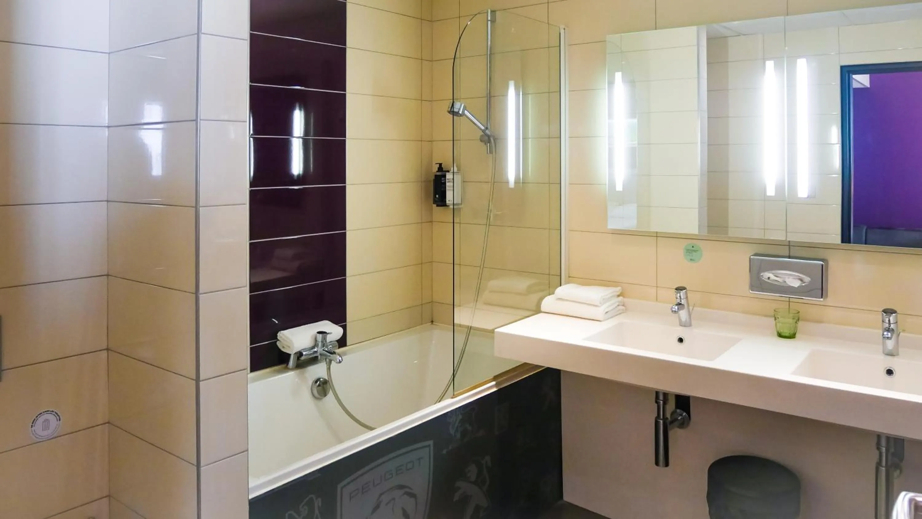 Bathroom in ibis Styles Montbéliard