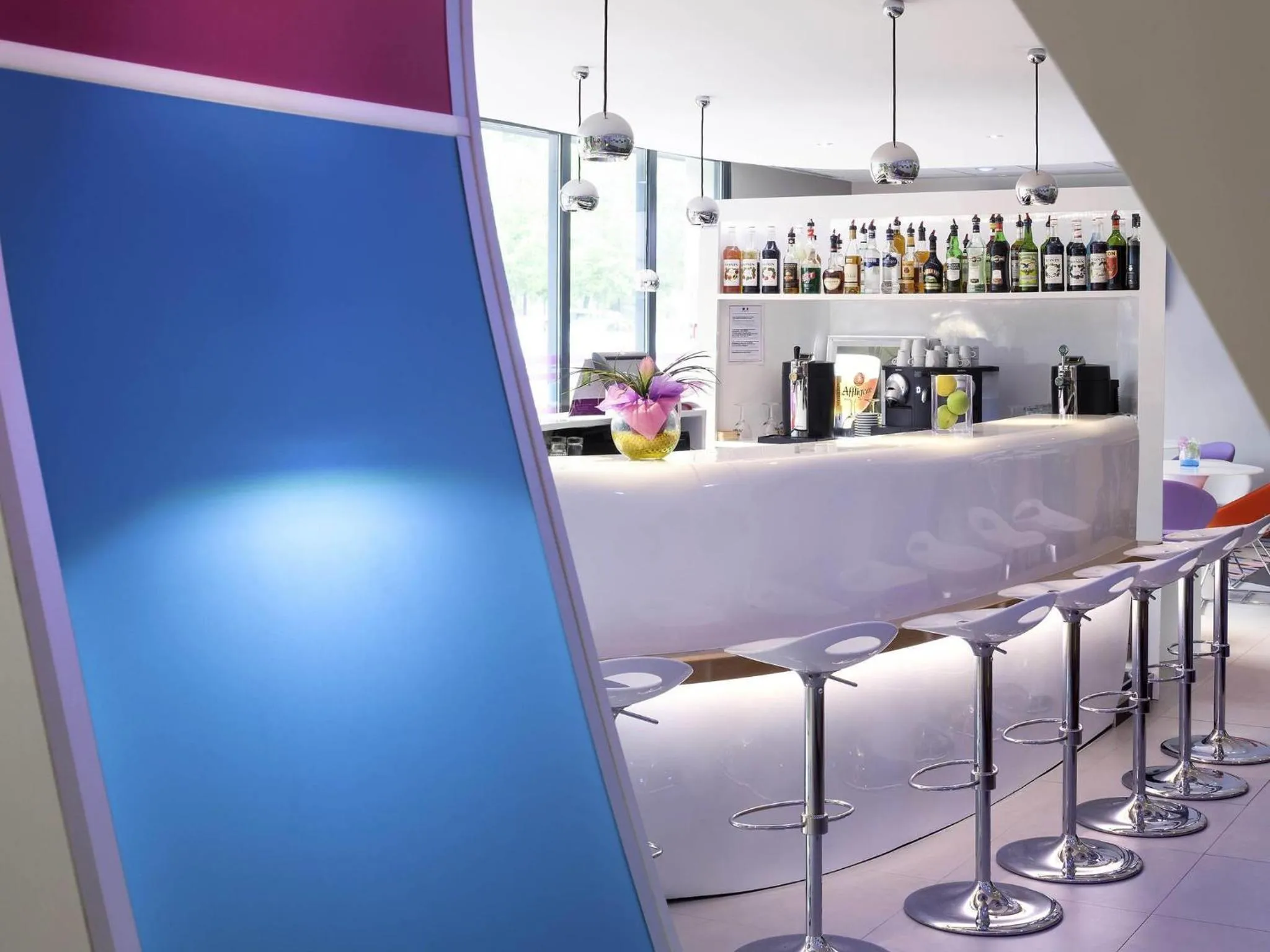 Lounge or bar in ibis Styles Montbéliard