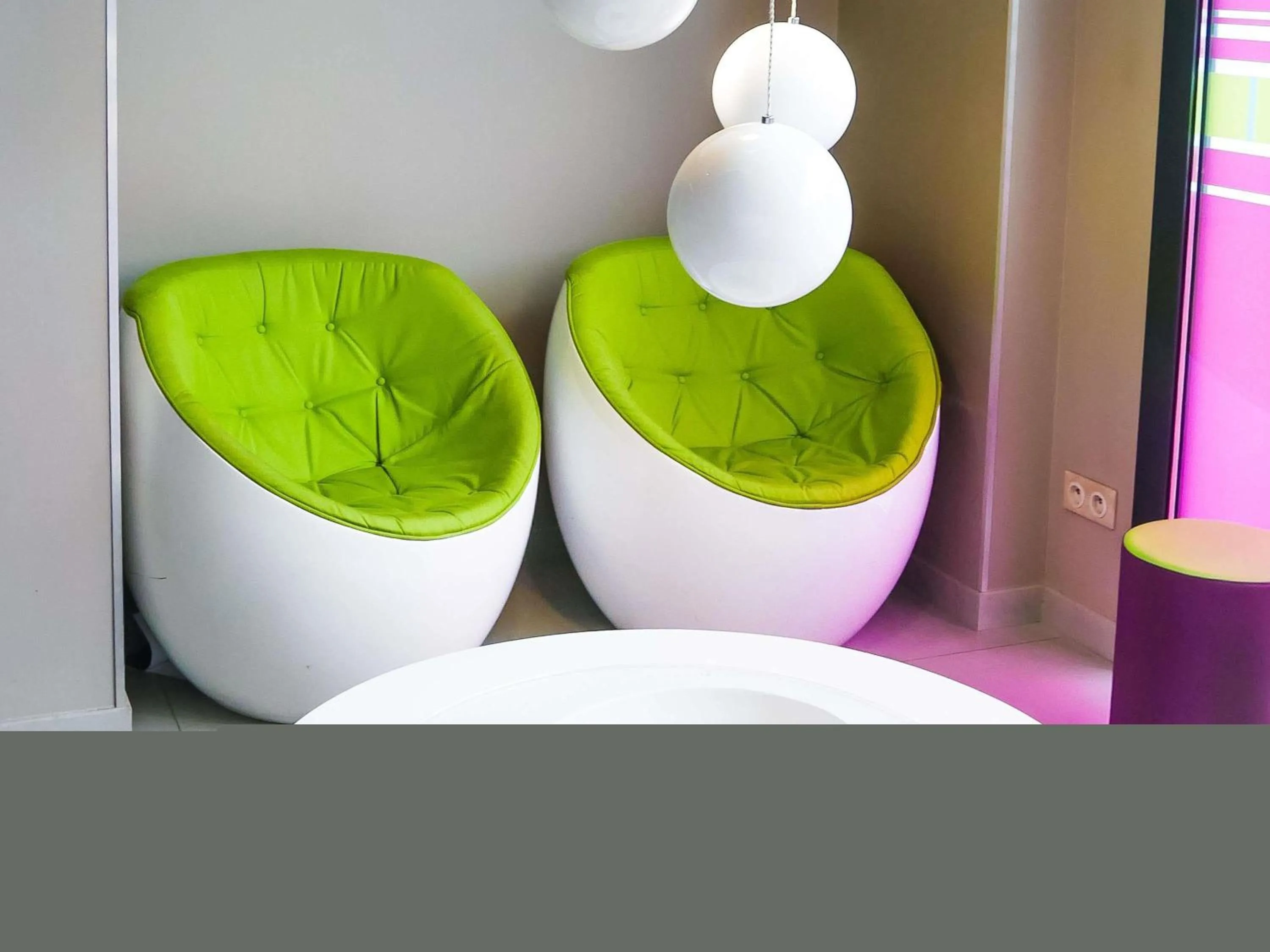 Lounge or bar in ibis Styles Montbéliard
