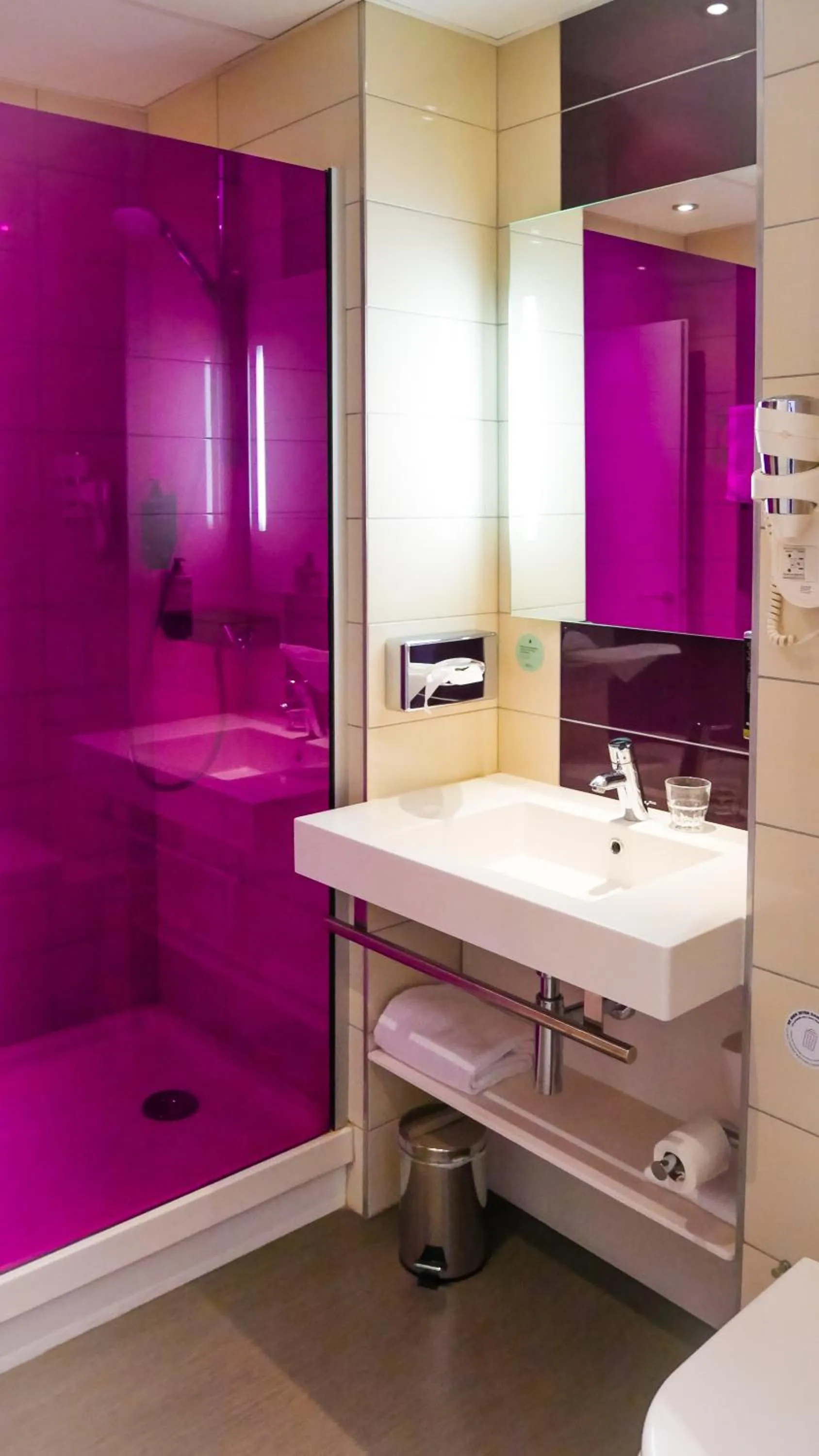 Shower in ibis Styles Montbéliard